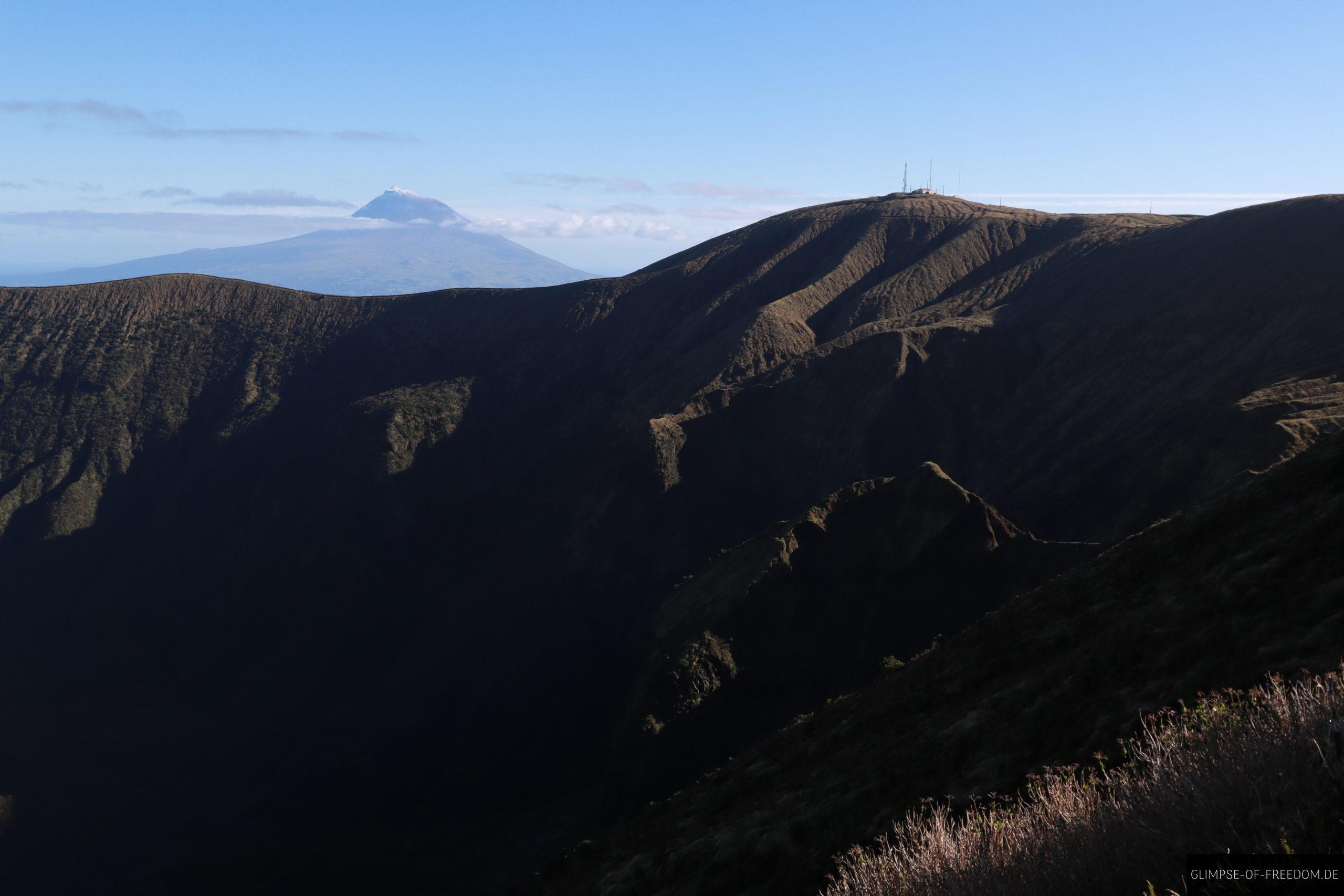 Caldeira do Faial mit Pico im Hintergrund scaled Caldeira do Faial mit Pico im Hintergrund