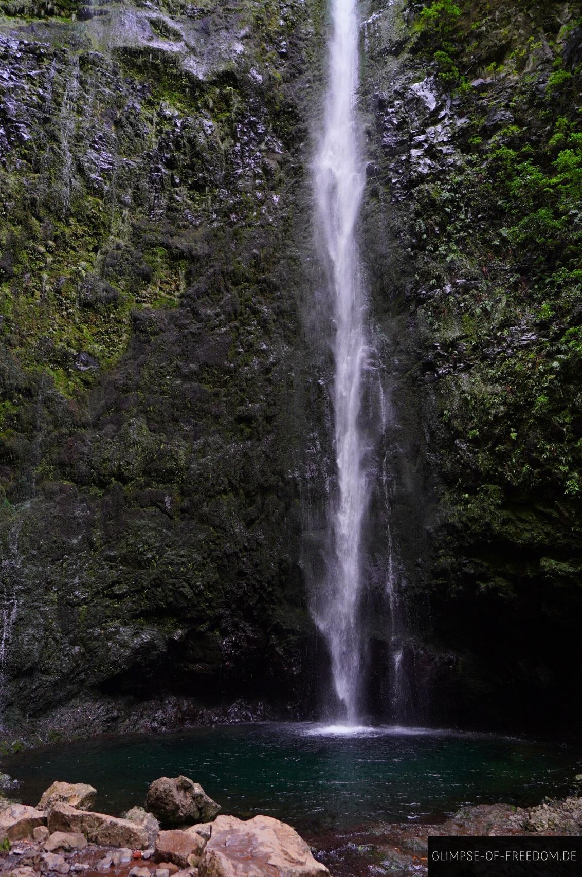 Caldeirao Verde Wasserfall mit Wasserbecken Caldeirao Verde Wasserfall mit Wasserbecken