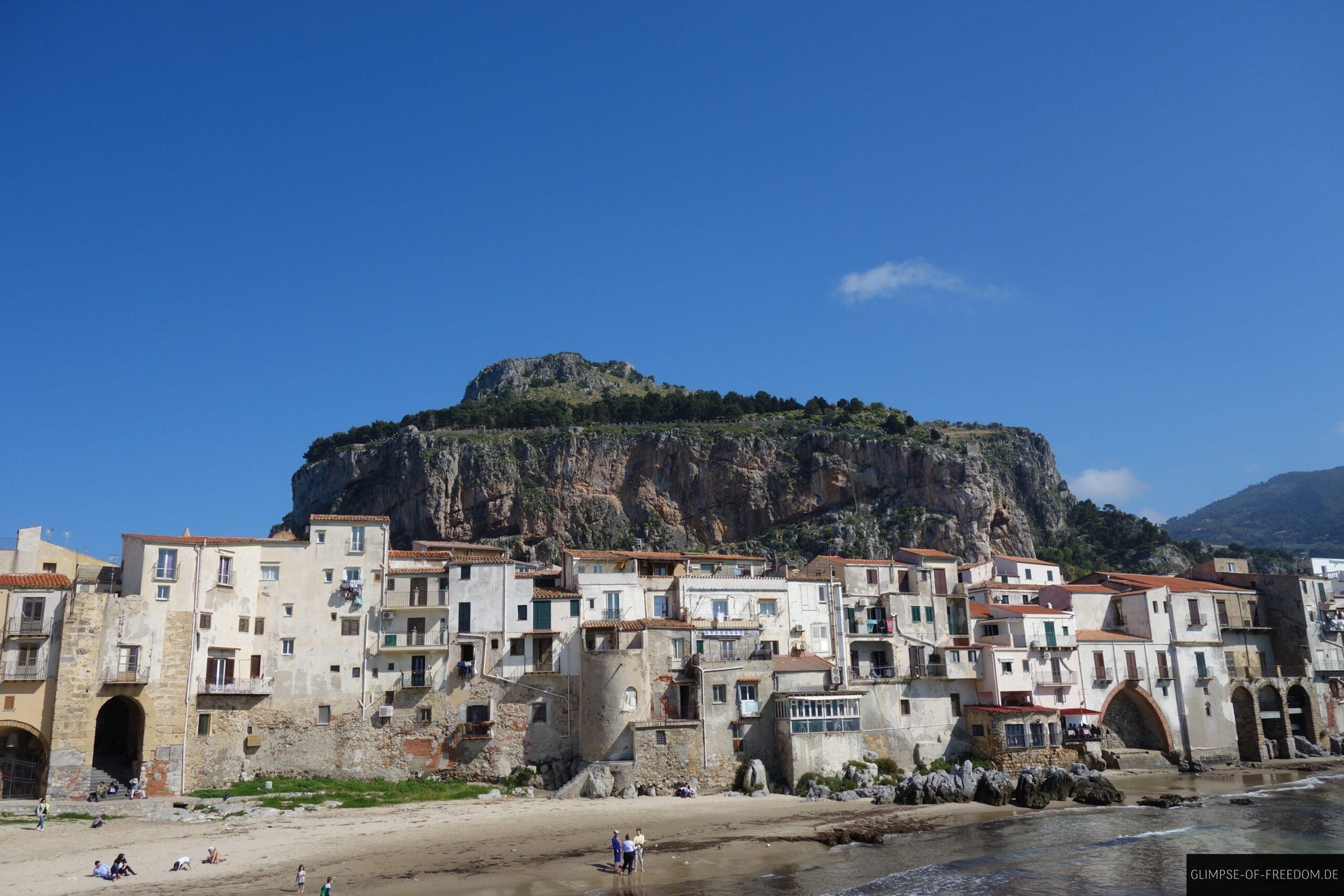 Cefalu mit La Rocca im Hintergrund scaled Cefalù mit La Rocca im Hintergrund