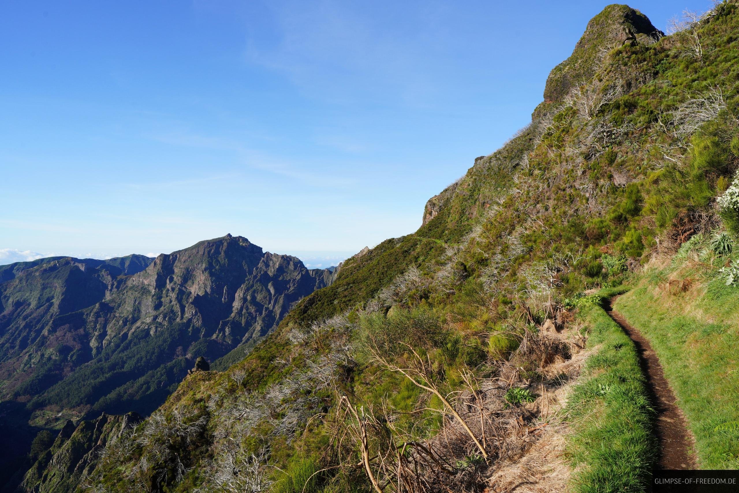Der Pfad durch die Berge in Richtung Pico do Jorge Der Pfad durch die Berge in Richtung Pico do Jorge
