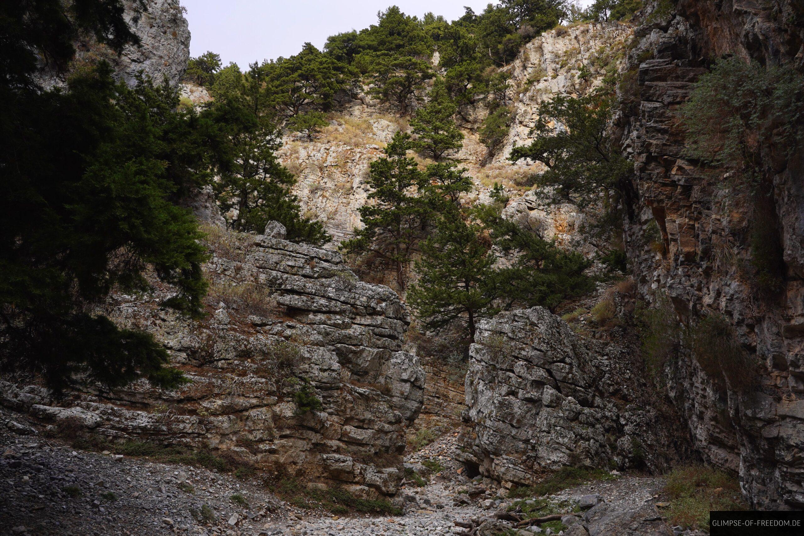 Durchgang zwischen Felsen scaled Durchgang zwischen Felsen