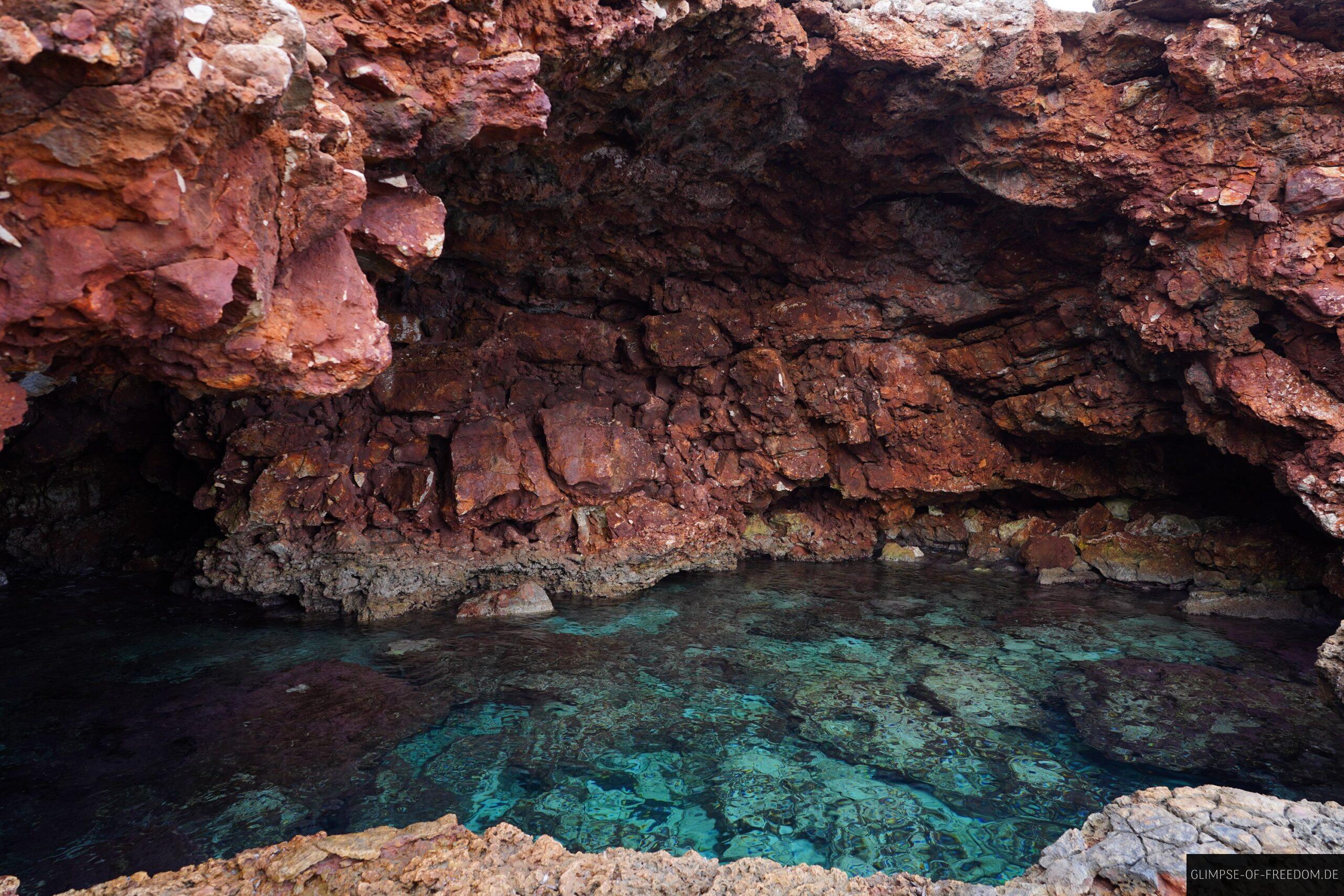 Einbuchtung im Fels an der Cala Morlanda scaled Einbuchtung im Fels an der Cala Morlanda