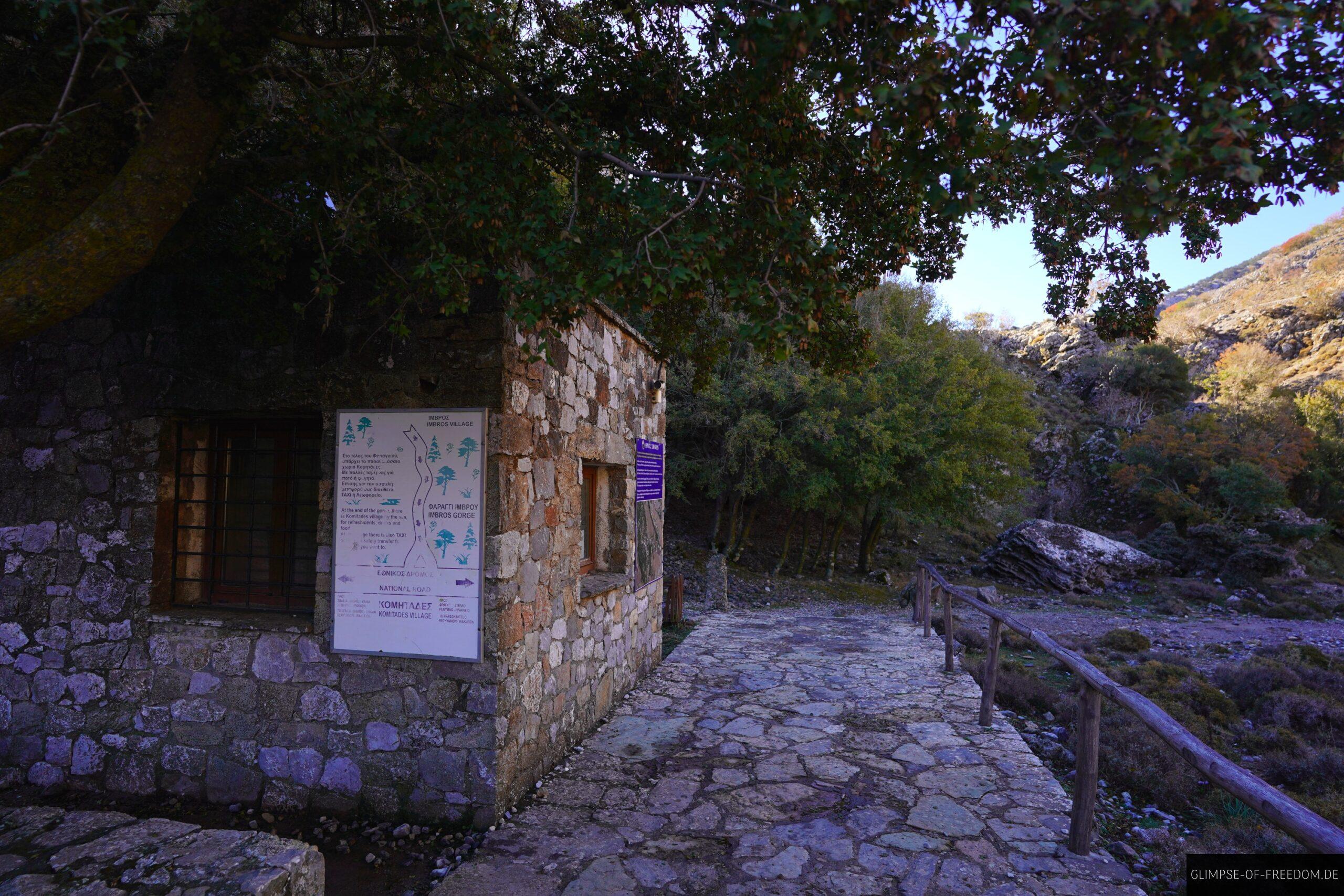 Eingang zur Imbros Schlucht mit Haeusschen scaled Eingang zur Imbros Schlucht mit Häusschen