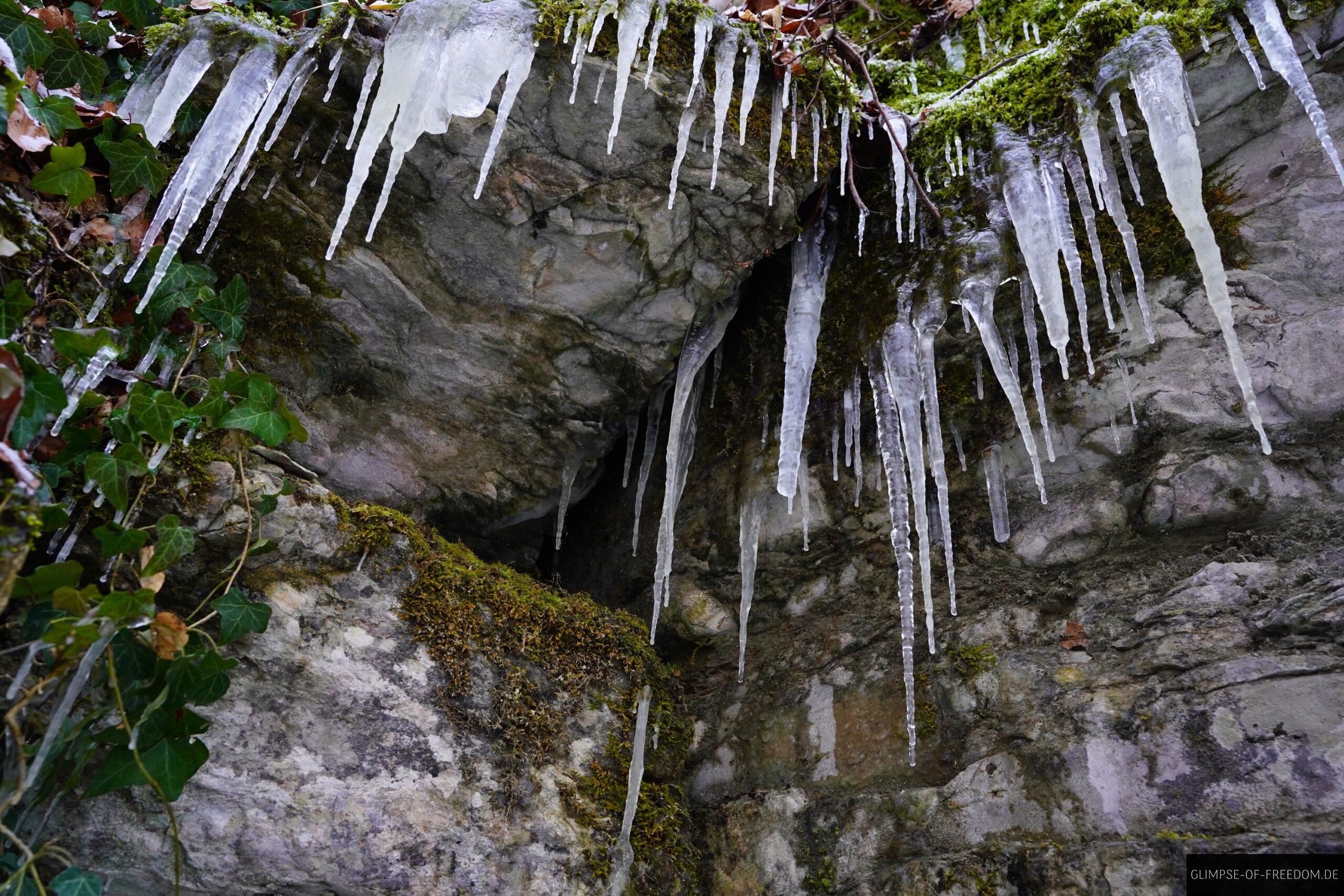 Eislandschaft auf dem Weg zum Wasserfall scaled Eislandschaft auf dem Weg zum Wasserfall