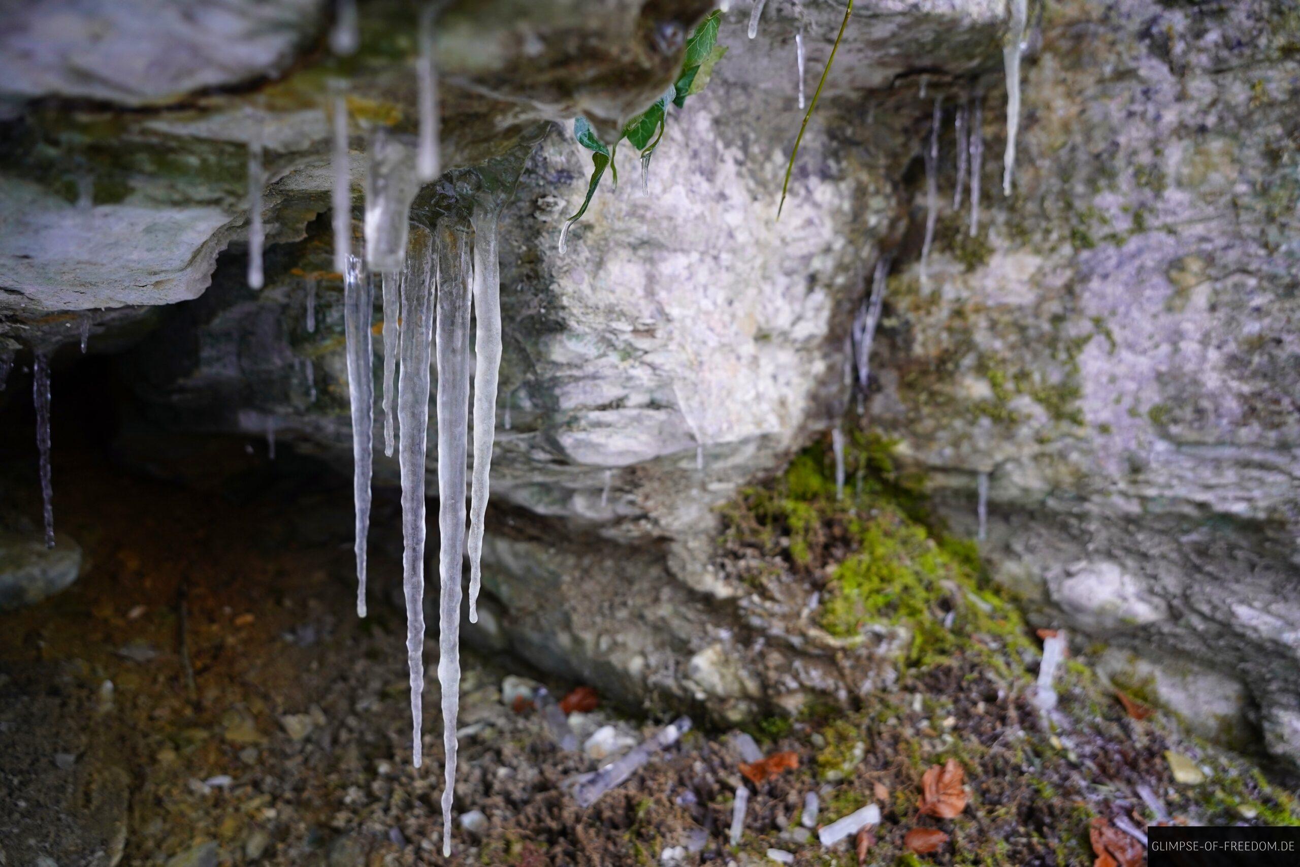 Eiszapfen am Wanderweg scaled Eiszapfen am Wanderweg