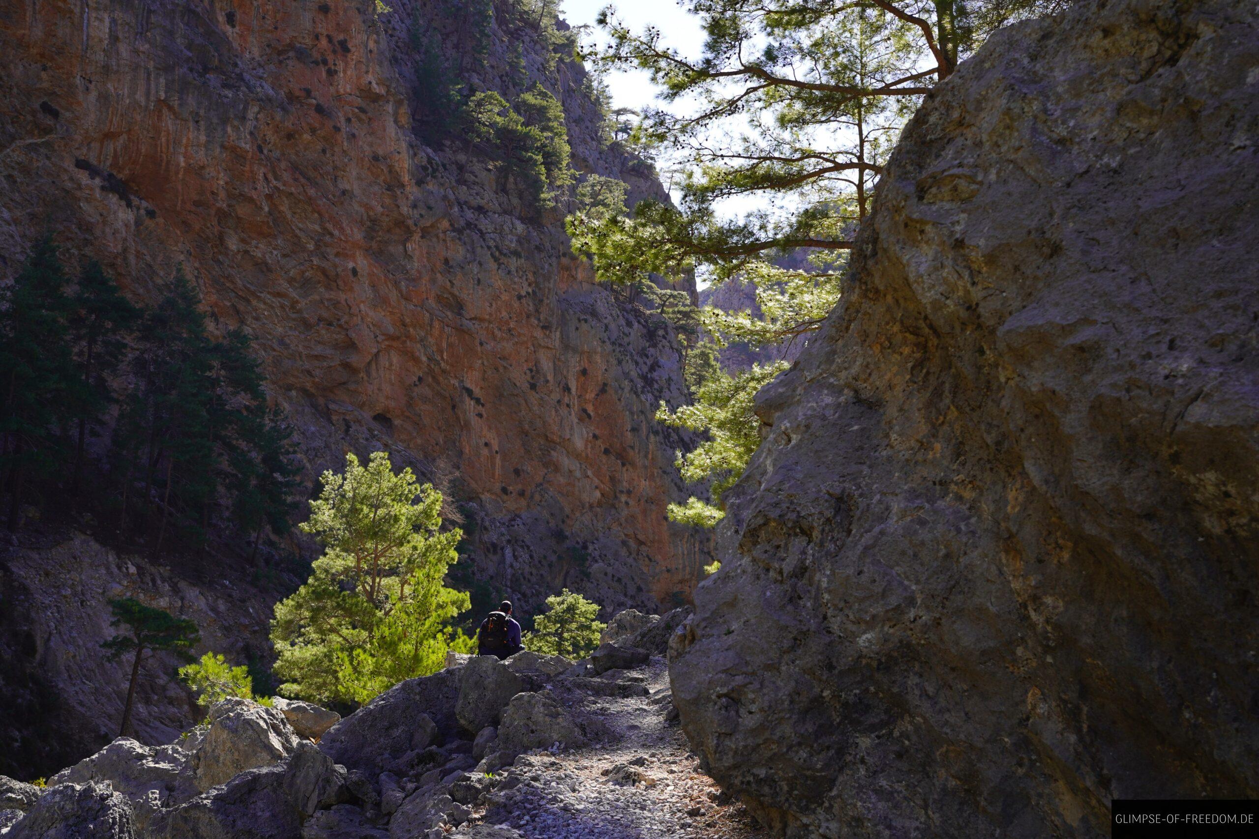 Entspannen zwischen riesigen Felswaenden scaled Entspannen zwischen riesigen Felswänden