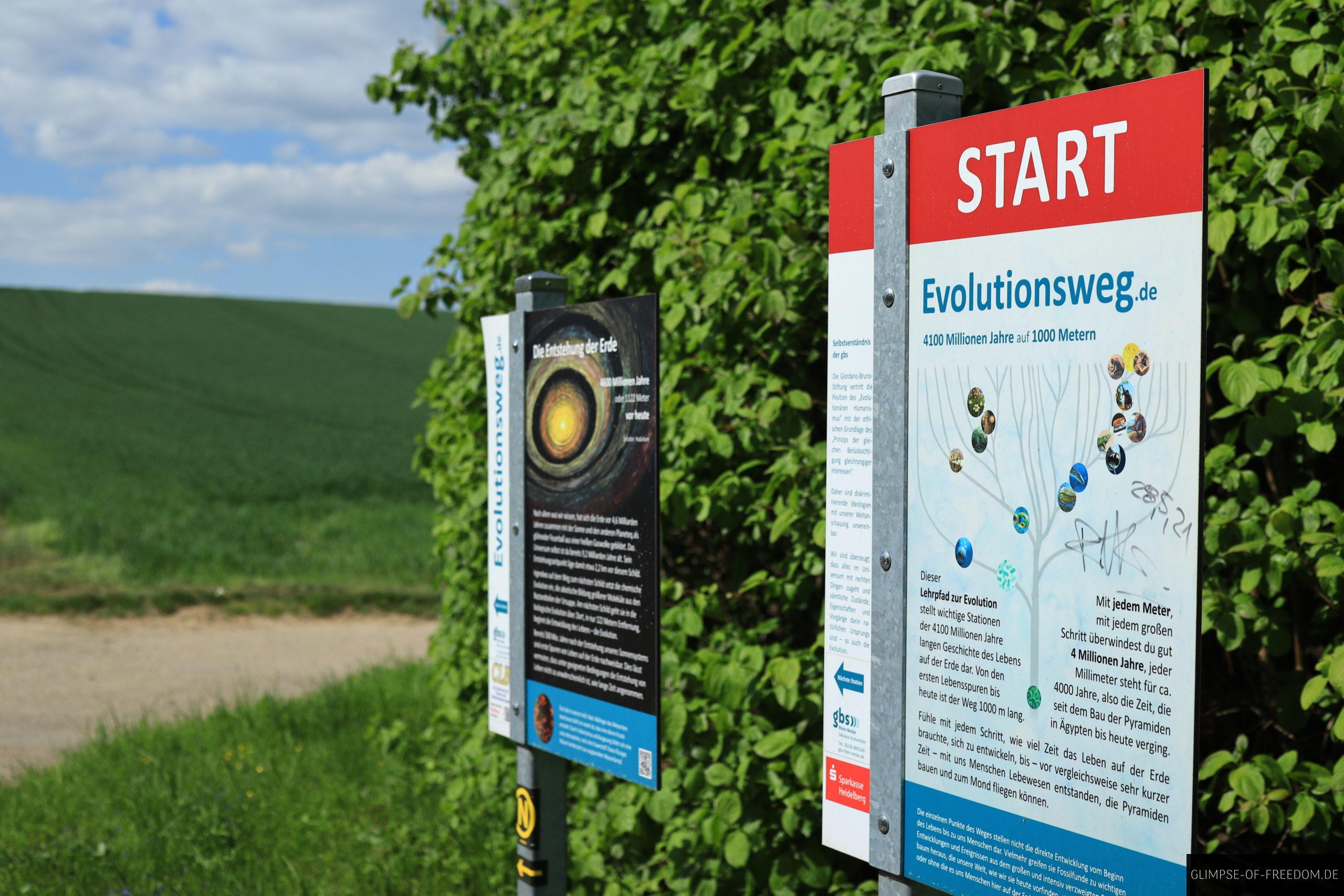 Evolutionsweg Schilder scaled Evolutionsweg Schilder