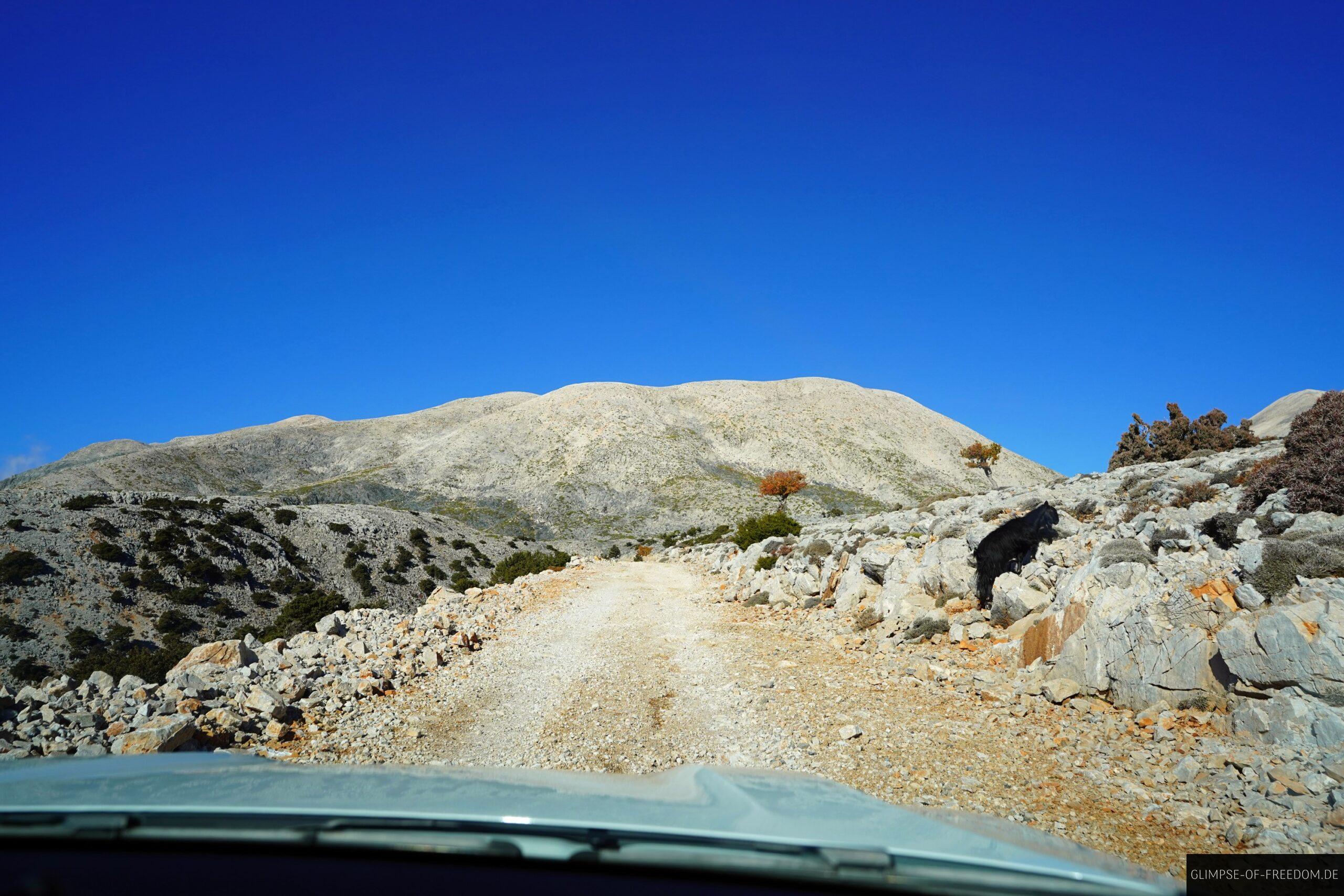 Fahrt auf der Schotterstrasse zum Pachnes scaled Fahrt auf der Schotterstraße zum Pachnes