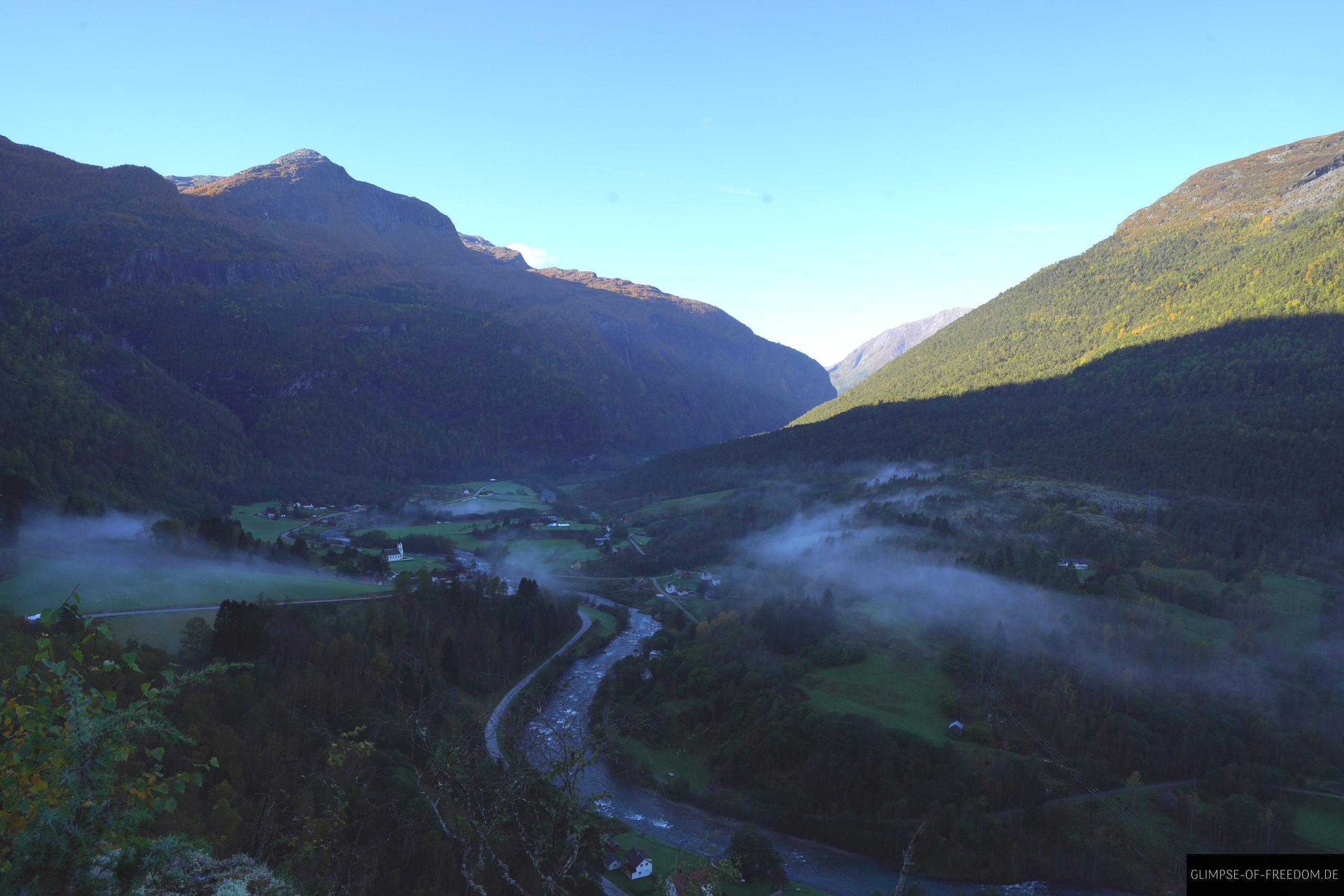 Fahrt durch gruenes Tal vom Lustrafjord aus Fahrt durch grünes Tal vom Lustrafjord aus