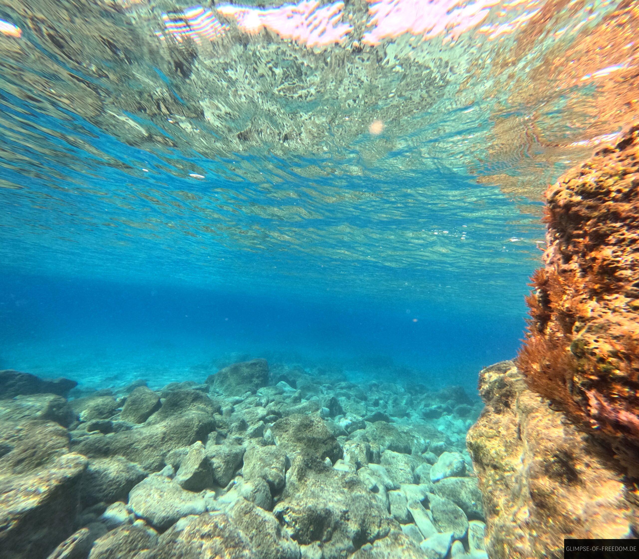 Farbige Steine unterwasser scaled Farbige Steine unterwasser scaled