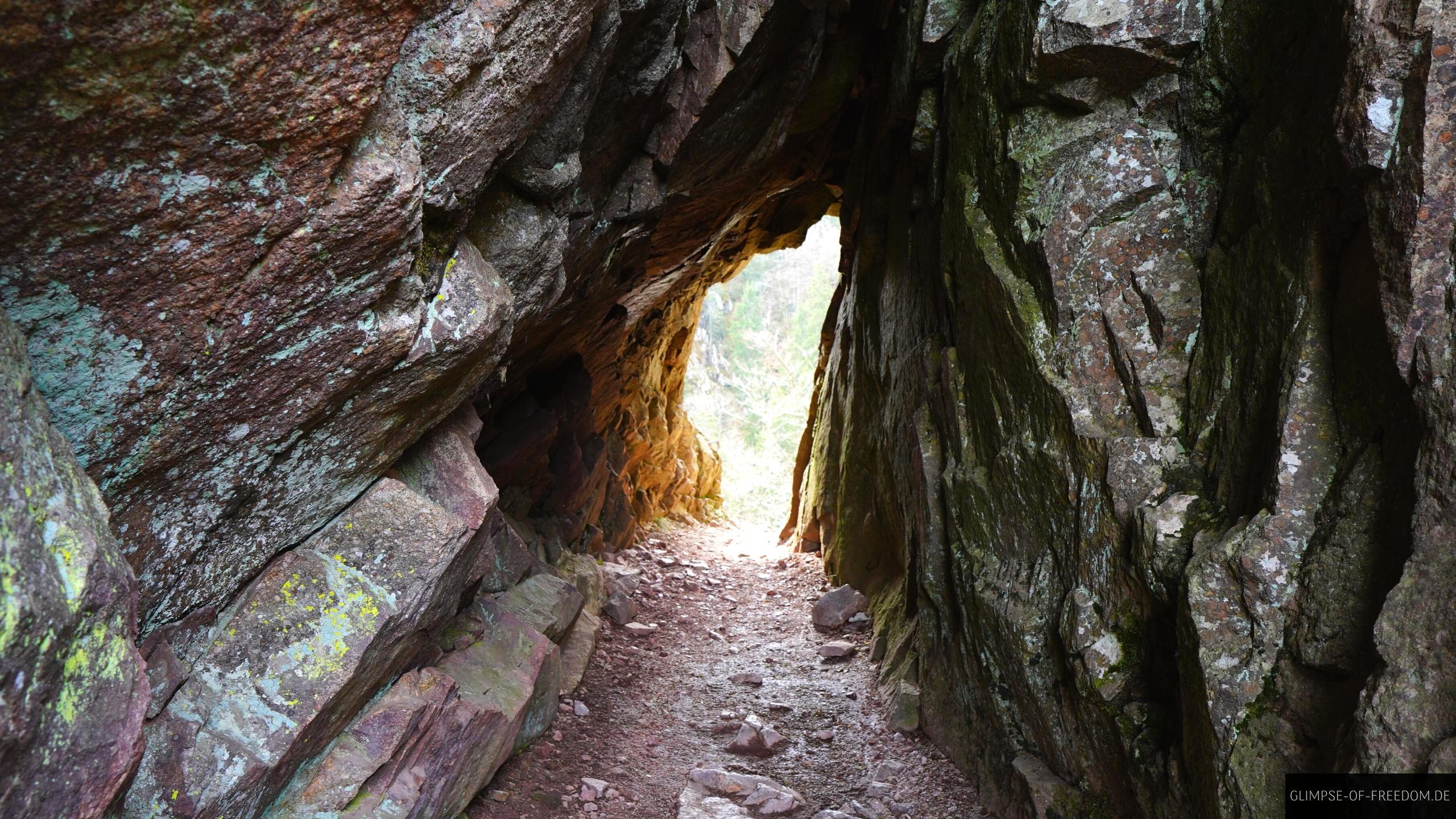 Felsdurchgang beim Sentir des Roches Wandern Felsdurchgang beim Sentir des Roches Wandern
