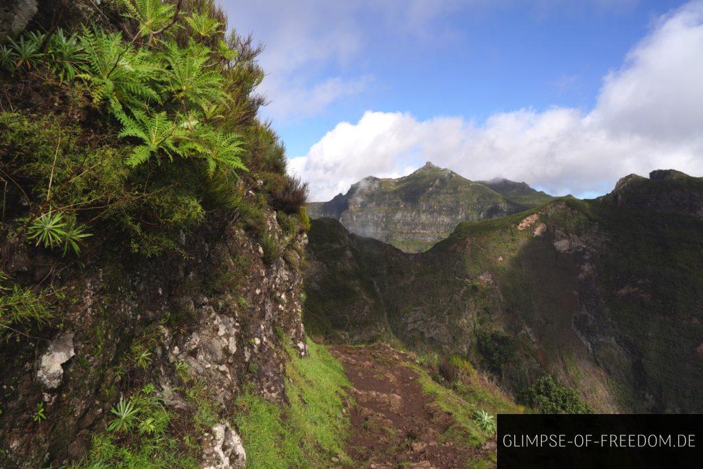 Felsen Wanderweg und Pico Grande im Hintergrund