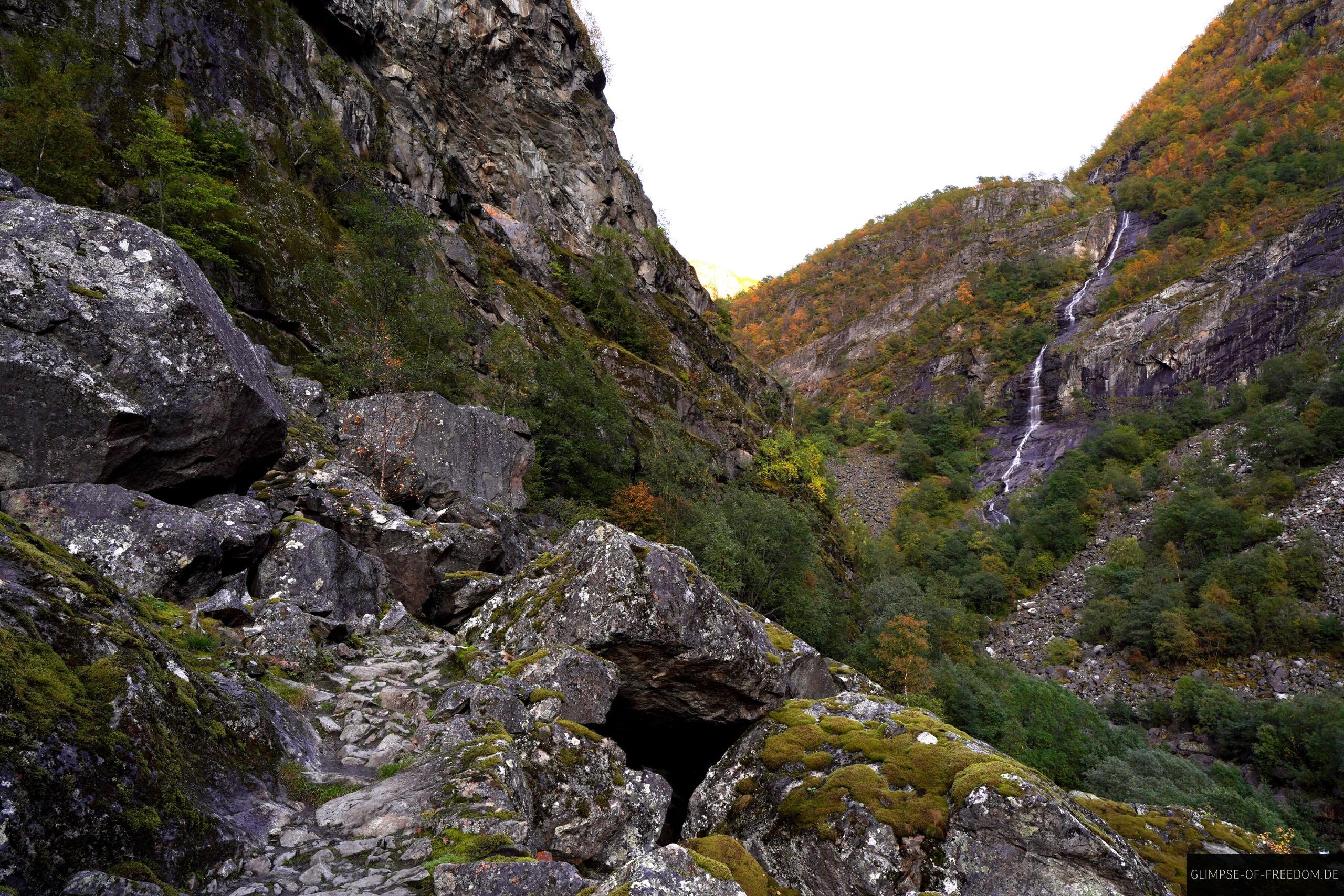 Felsige Szenerie mit Wasserfall auf der Wanderung durch das Aurlandsdalen Felsige Szenerie mit Wasserfall auf der Wanderung durch das Aurlandsdalen