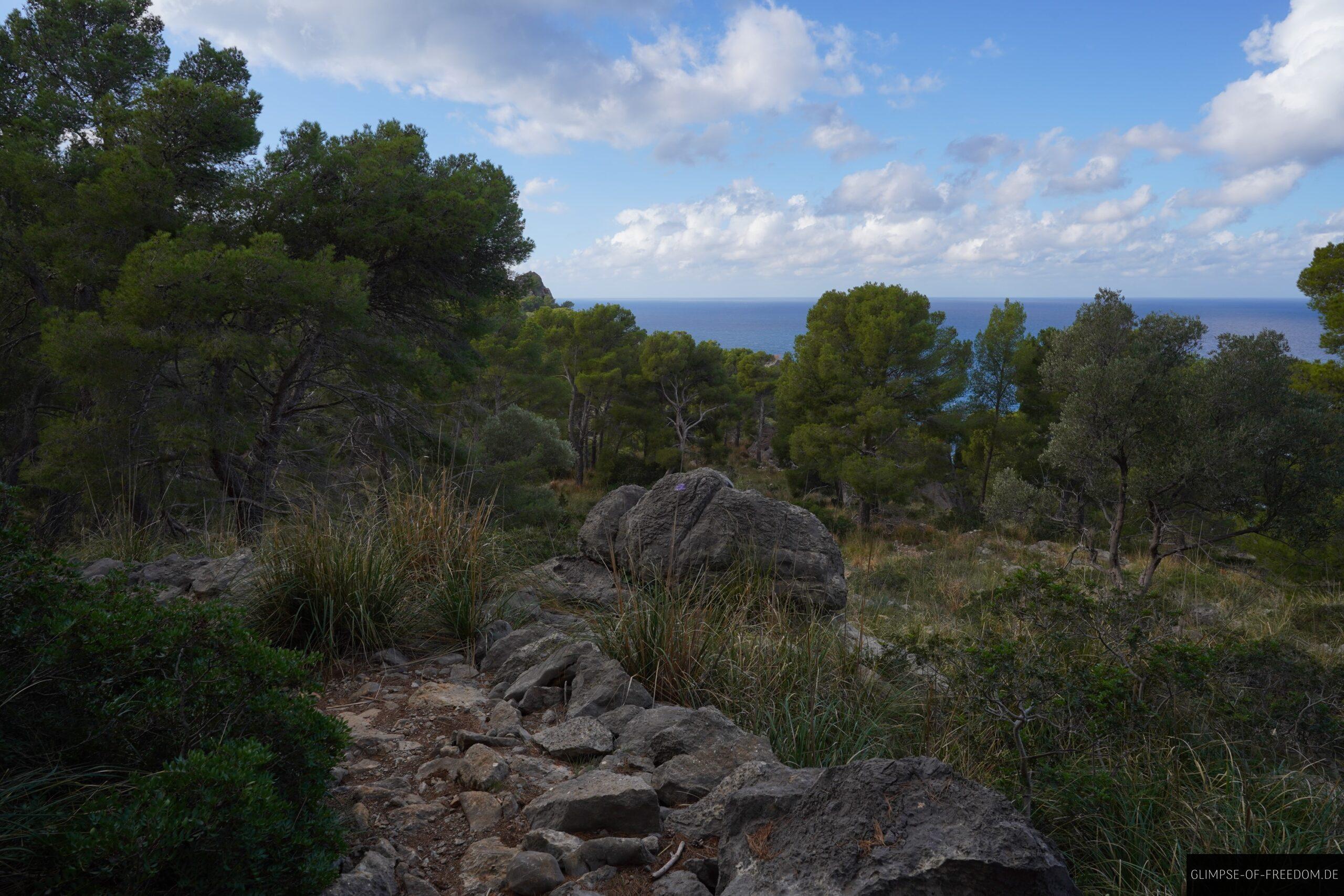 Felsiger Wanderweg an der Kueste scaled Felsiger Wanderweg an der Küste