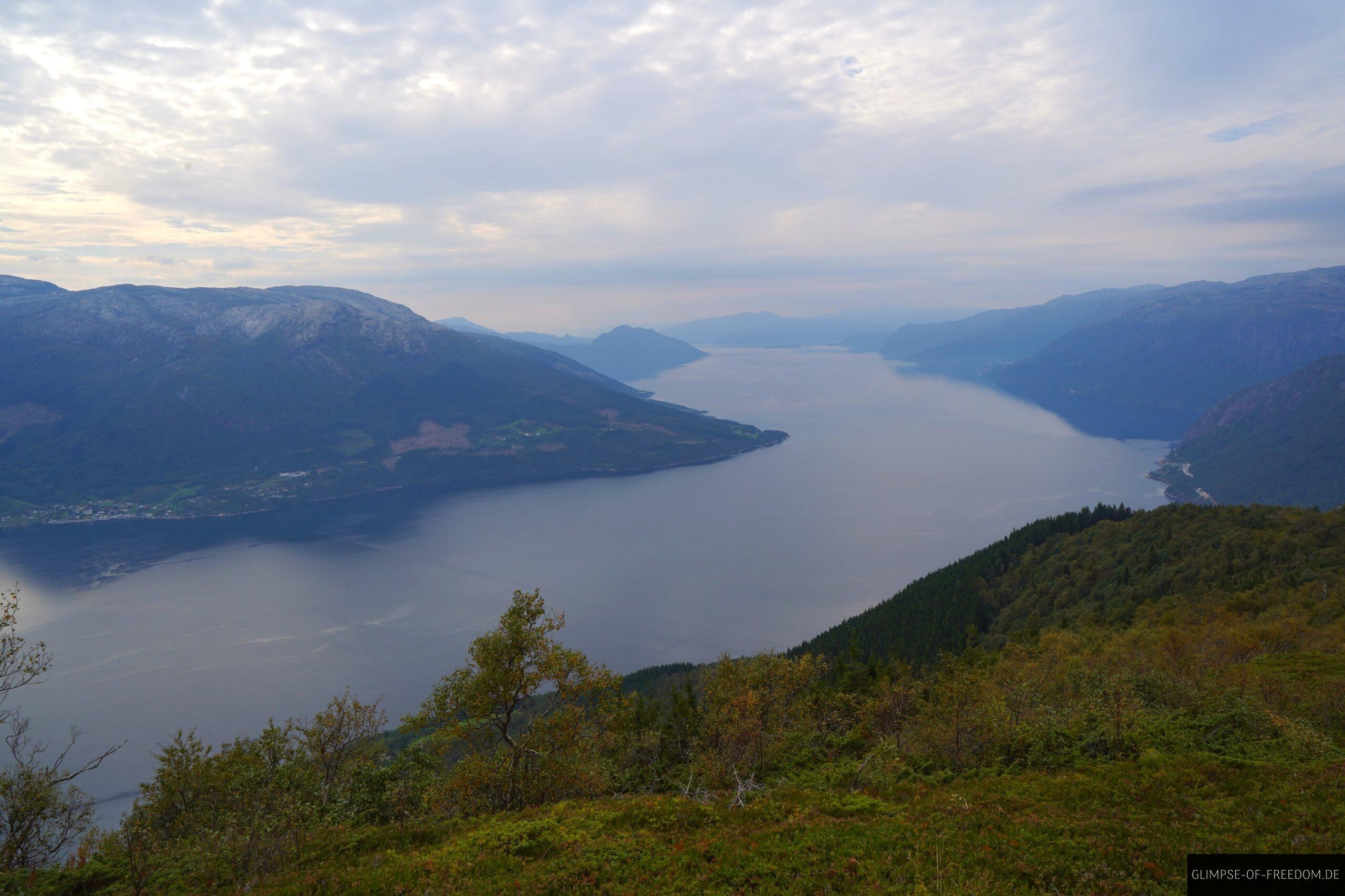 Fjordblick beim Aufstieg richtung Gipfel scaled Fjordblick beim Aufstieg richtung Gipfel