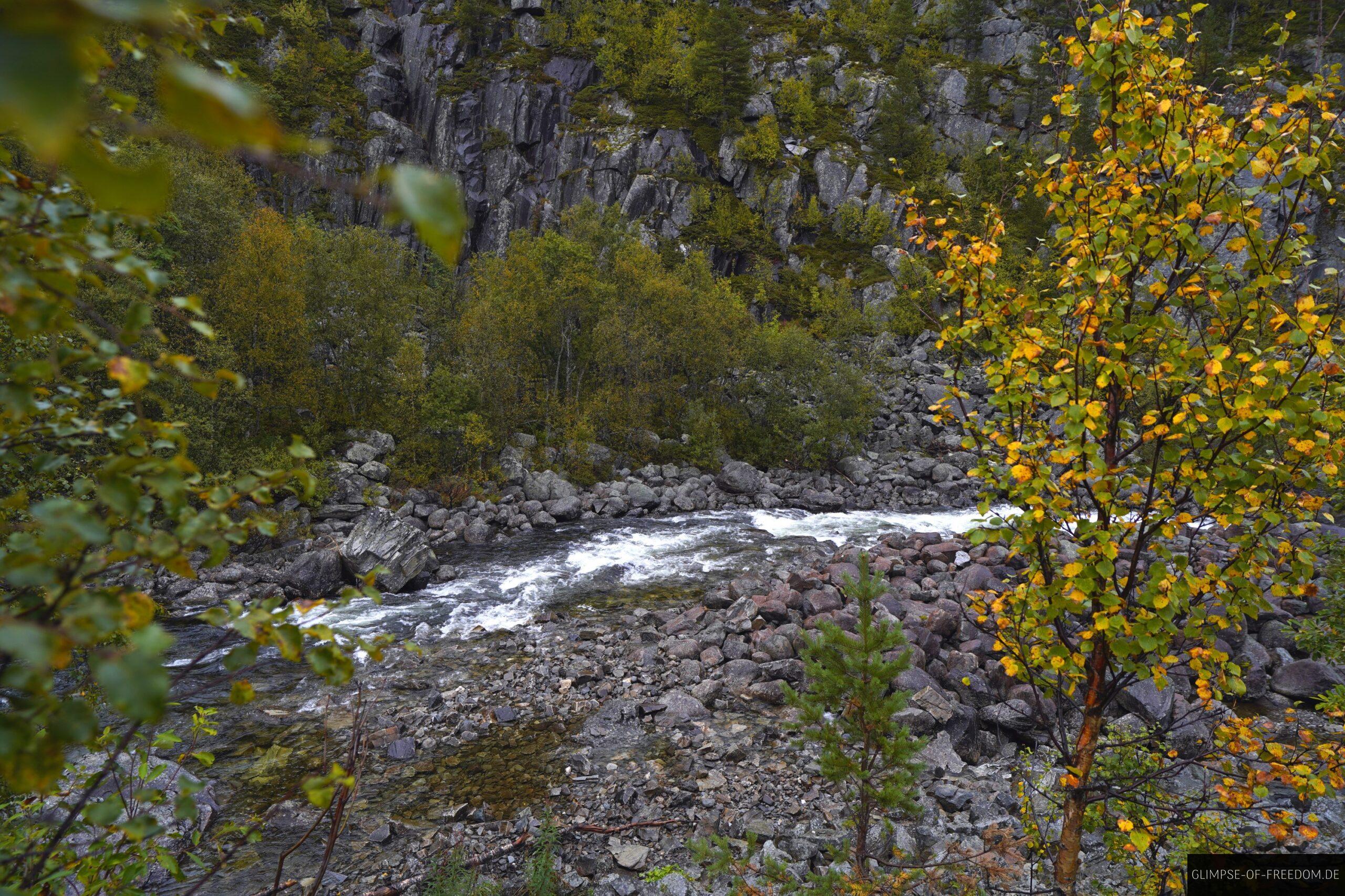 Flusslauf am Hivjufossen Parkplatz scaled Flusslauf am Hivjufossen Parkplatz