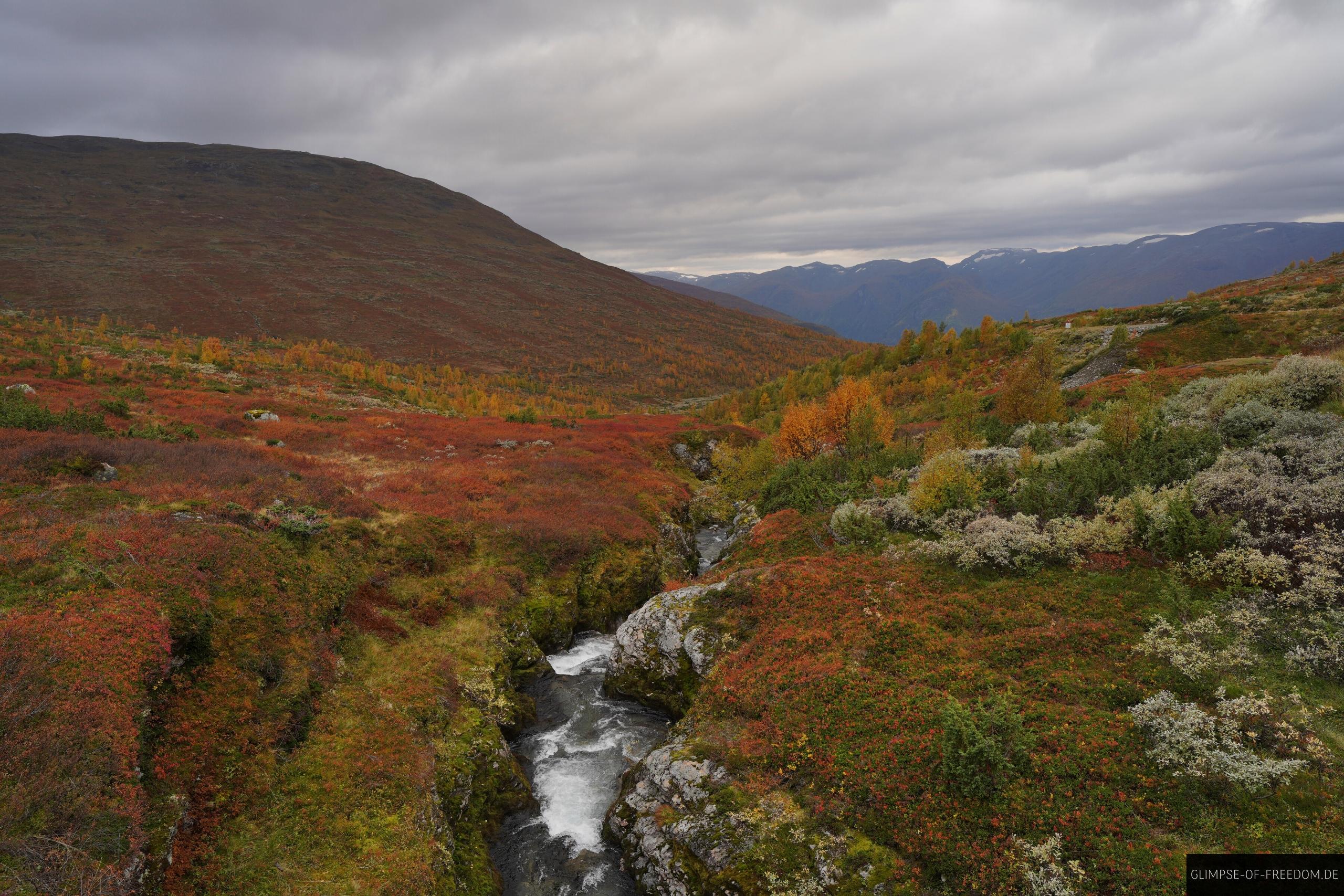 Flusslauf und Berglandschaft am Aurlandsfjellet Flusslauf und Berglandschaft am Aurlandsfjellet