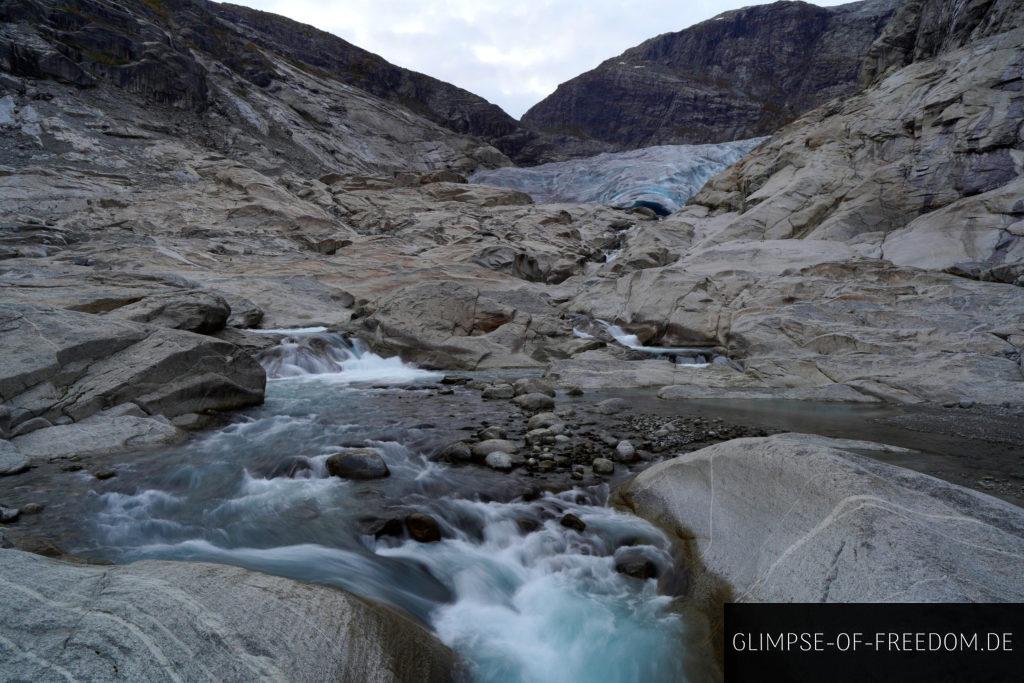 Flusslauf vom Nigardsbreen Gletscher