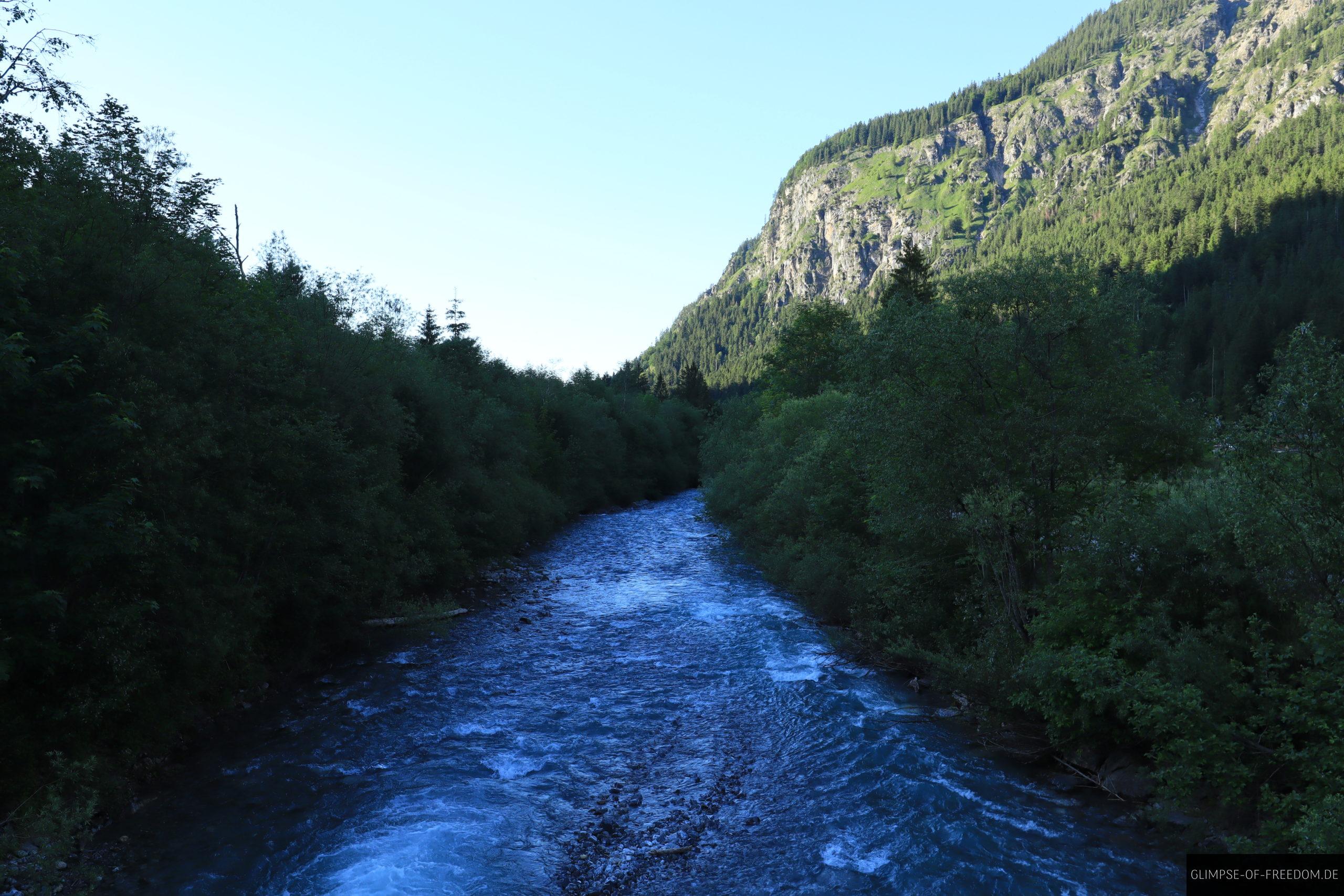 Flusslauf vor dem Fellhornbahn Parkplatz scaled Flusslauf vor dem Fellhornbahn Parkplatz