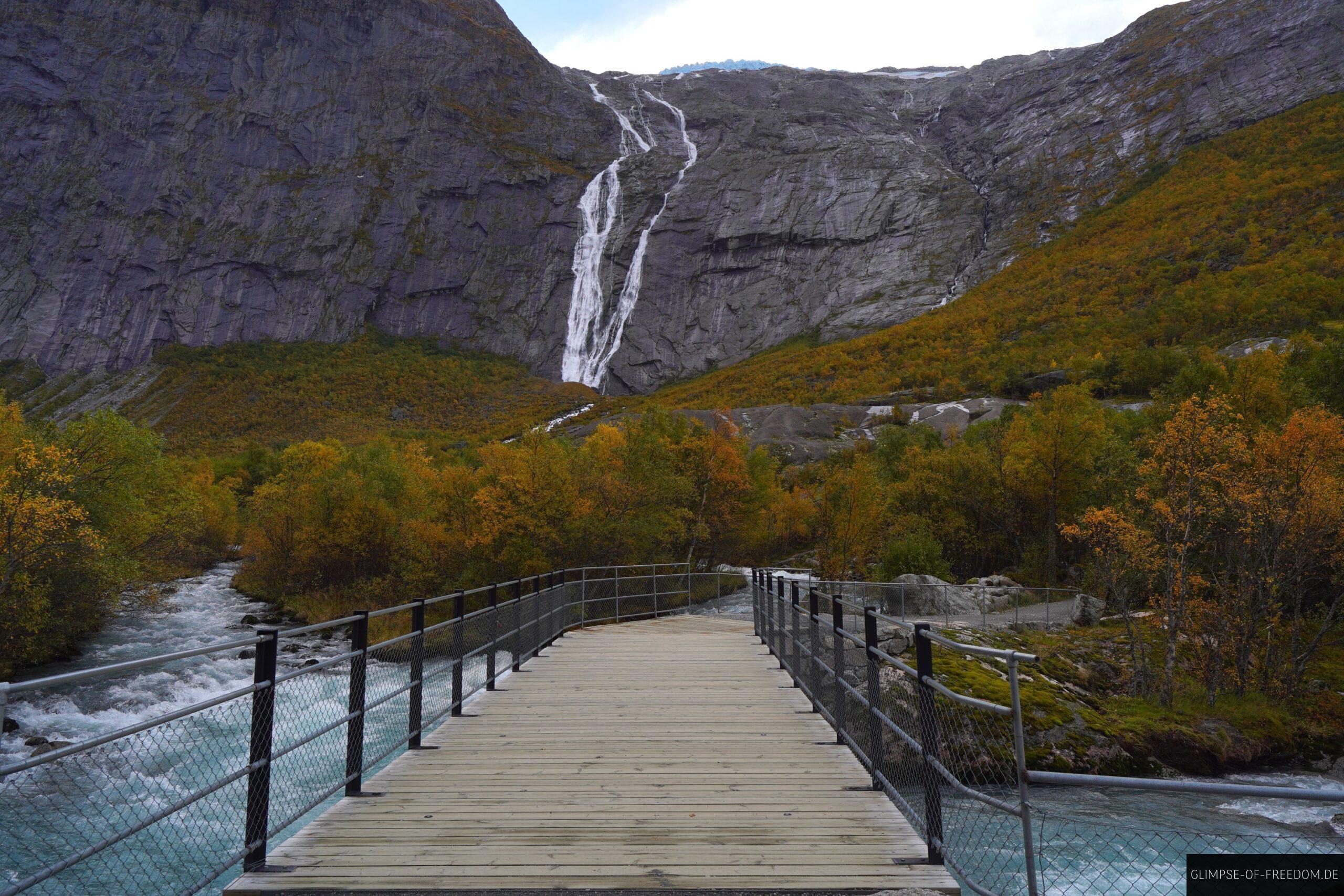 Flussueberquerung auf der Briksdalsbreen Tour scaled Flussüberquerung auf der Briksdalsbreen Tour