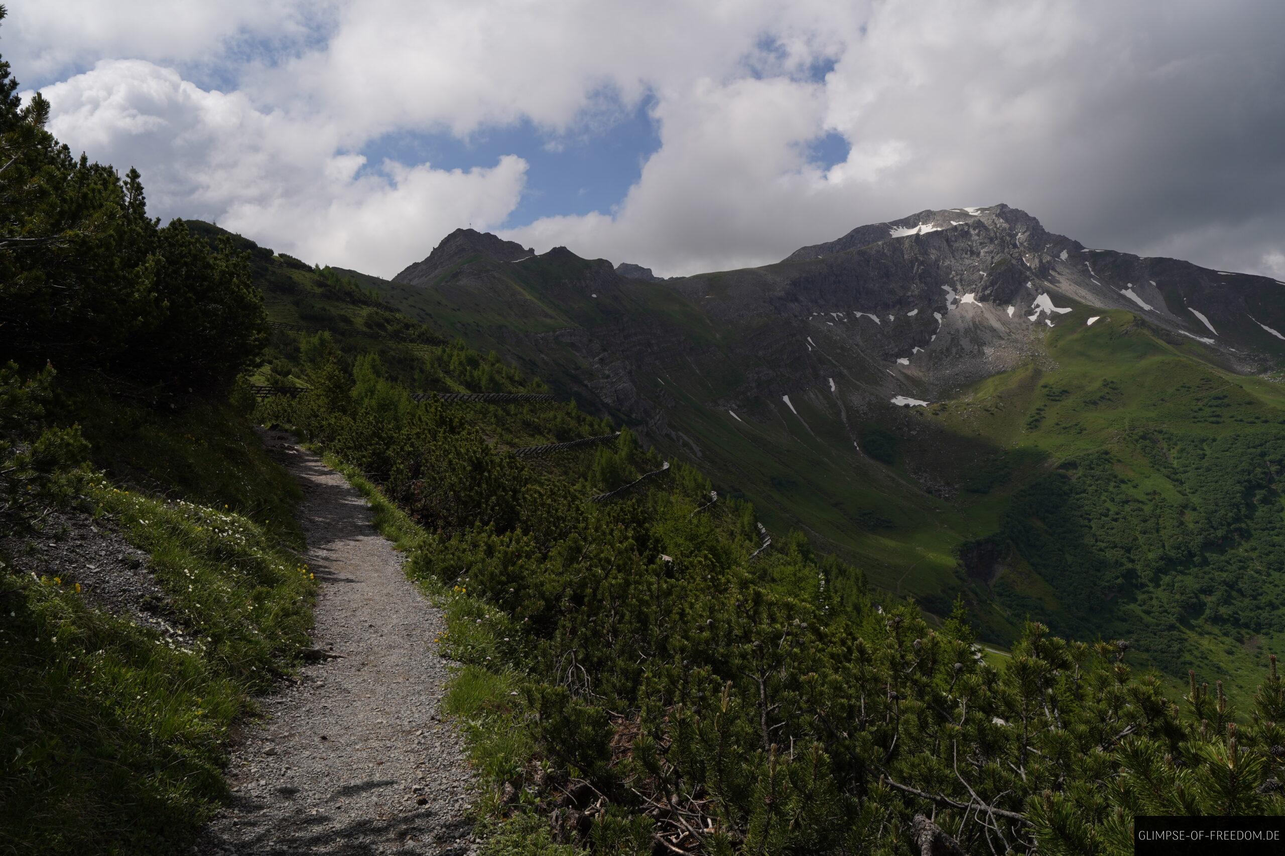 Fuerstin Gina Weg mit Augusten Berg im Hintergrun scaled Fürstin Gina Weg mit Augusten Berg im Hintergrun