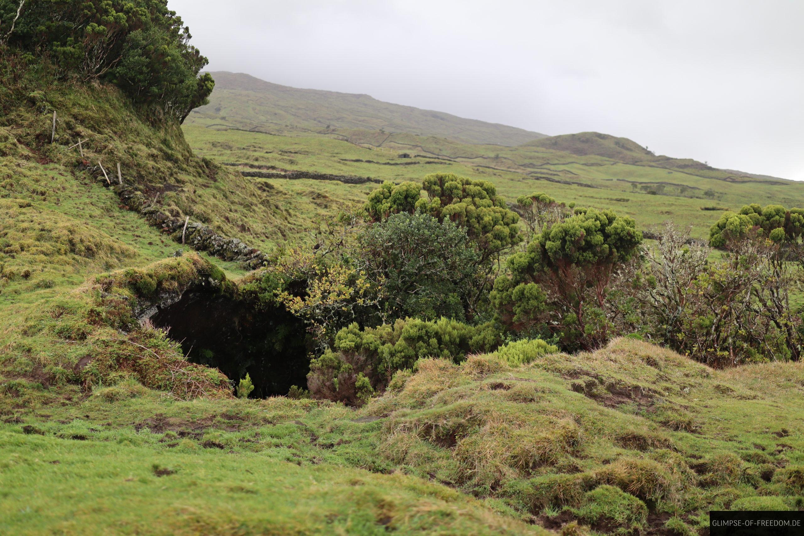 Furna de Frei Matias Eingang von aussen scaled Furna de Frei Matias Eingang von außen