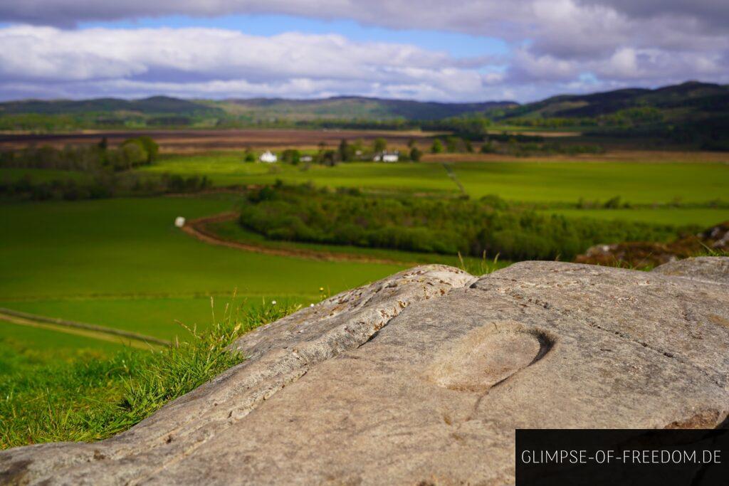 Fußabdruck und Aussicht am Dunadd Fort