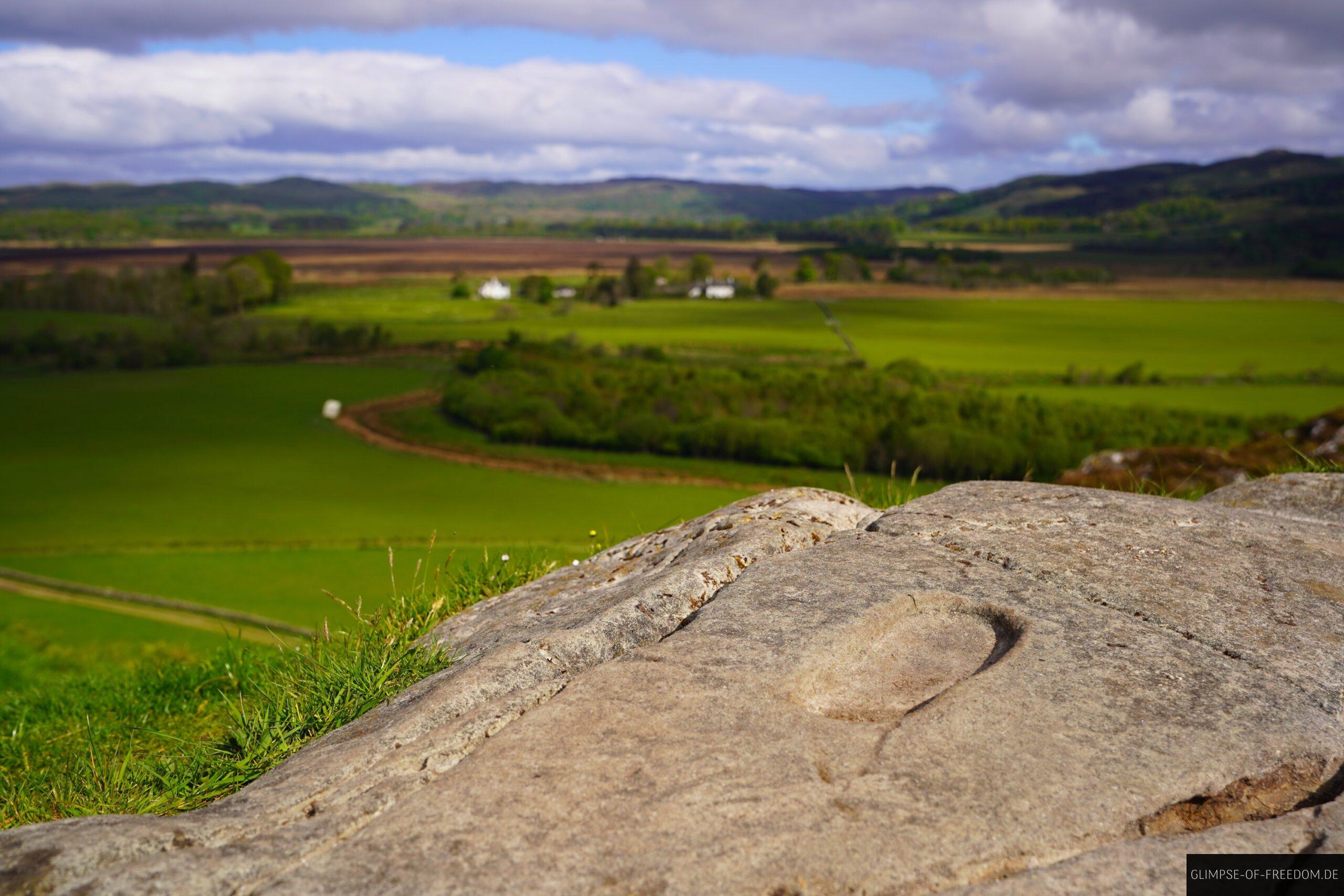 Fußabdruck und Aussicht am Dunadd Fort
