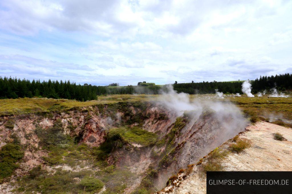 Geothermaler Krater in Neuseeland
