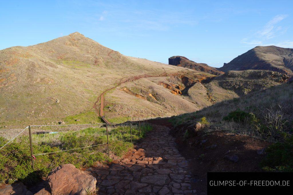 Gepflasterter Weg auf dem Vereda da Ponta de Sao Lourenco