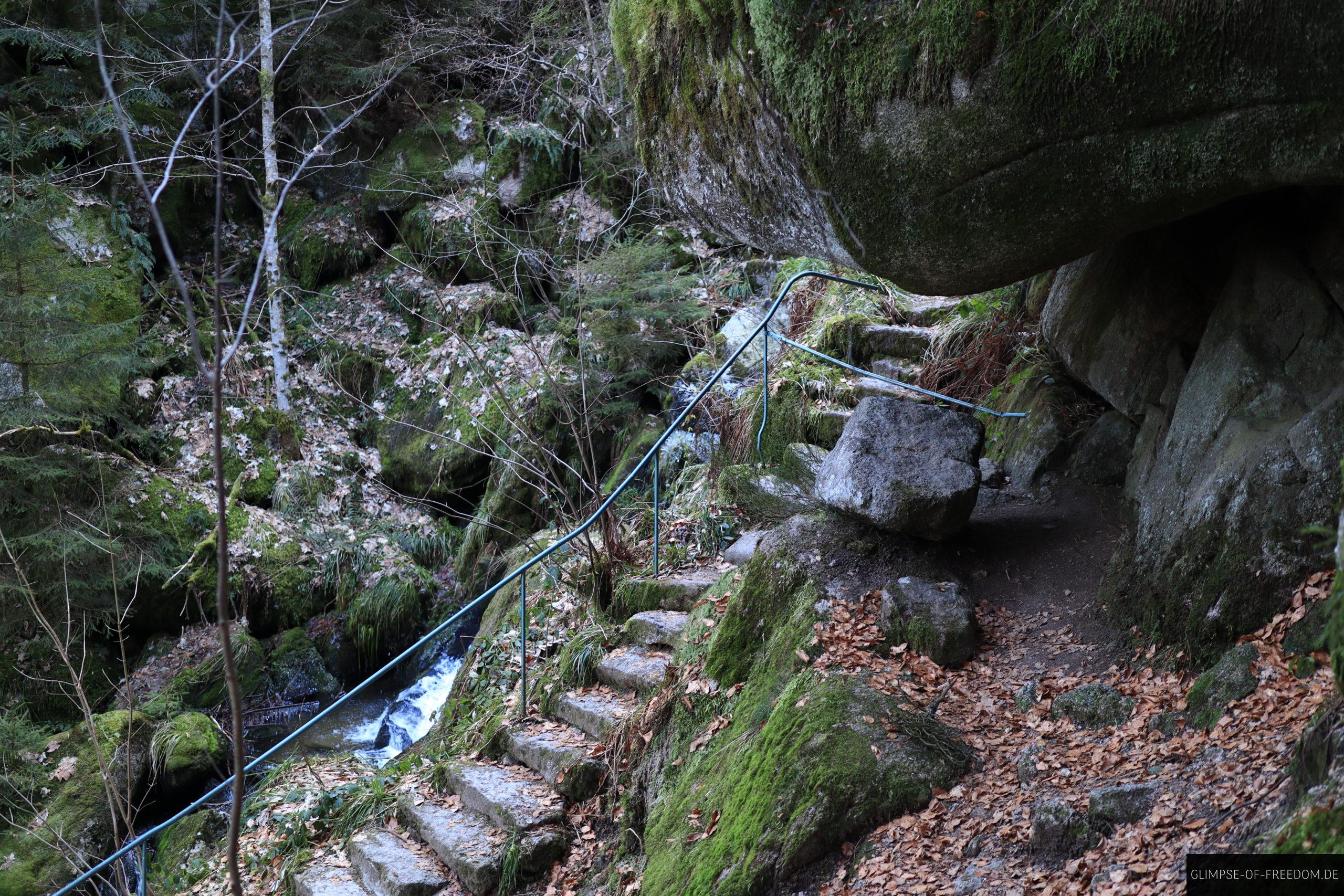 Gesteinsformationen am Wasserfall scaled Gesteinsformationen am Wasserfall
