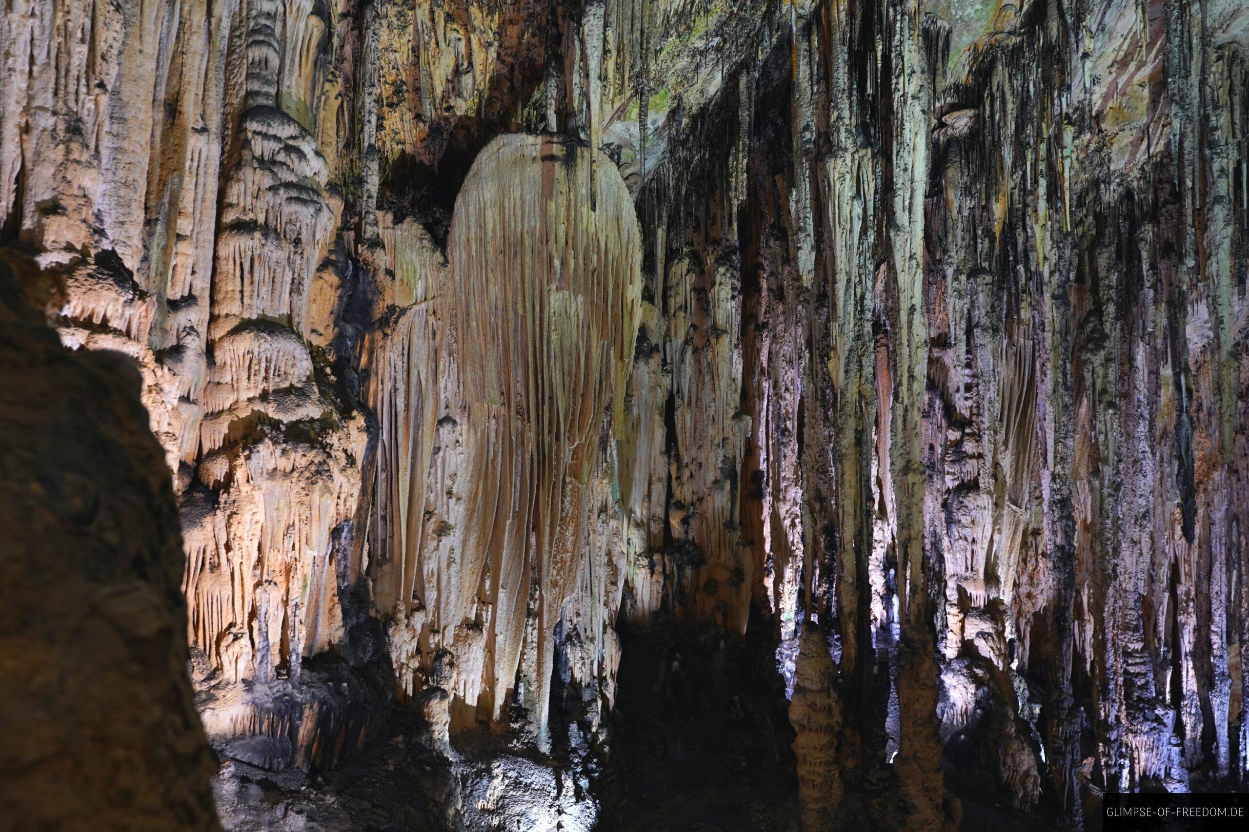 Gesteinsformationen in den Mallorca Hoehlen scaled Gesteinsformationen in den Mallorca Höhlen