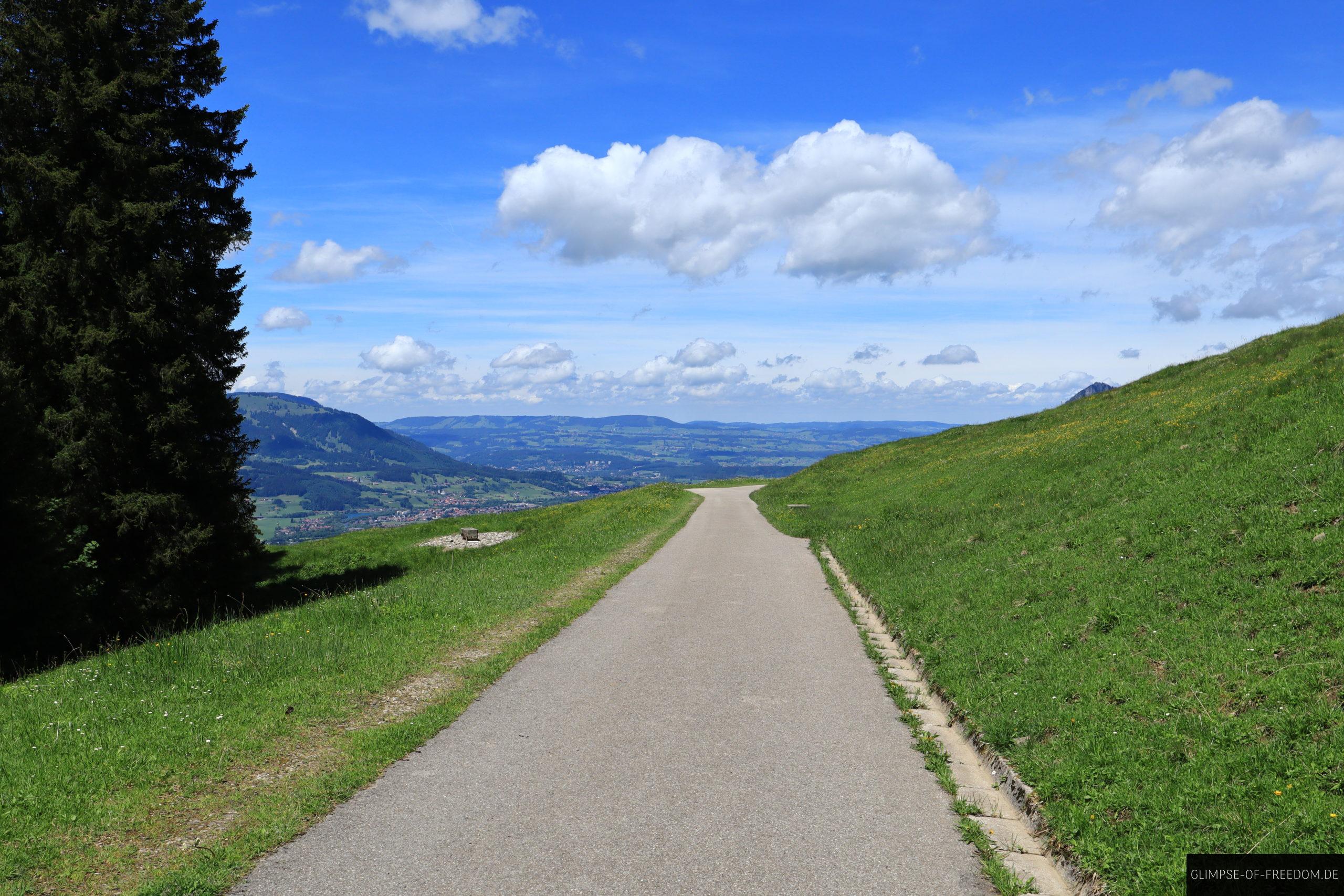 Geteerter Weg mit wunderbarer Aussicht ins Allgäu-Tal