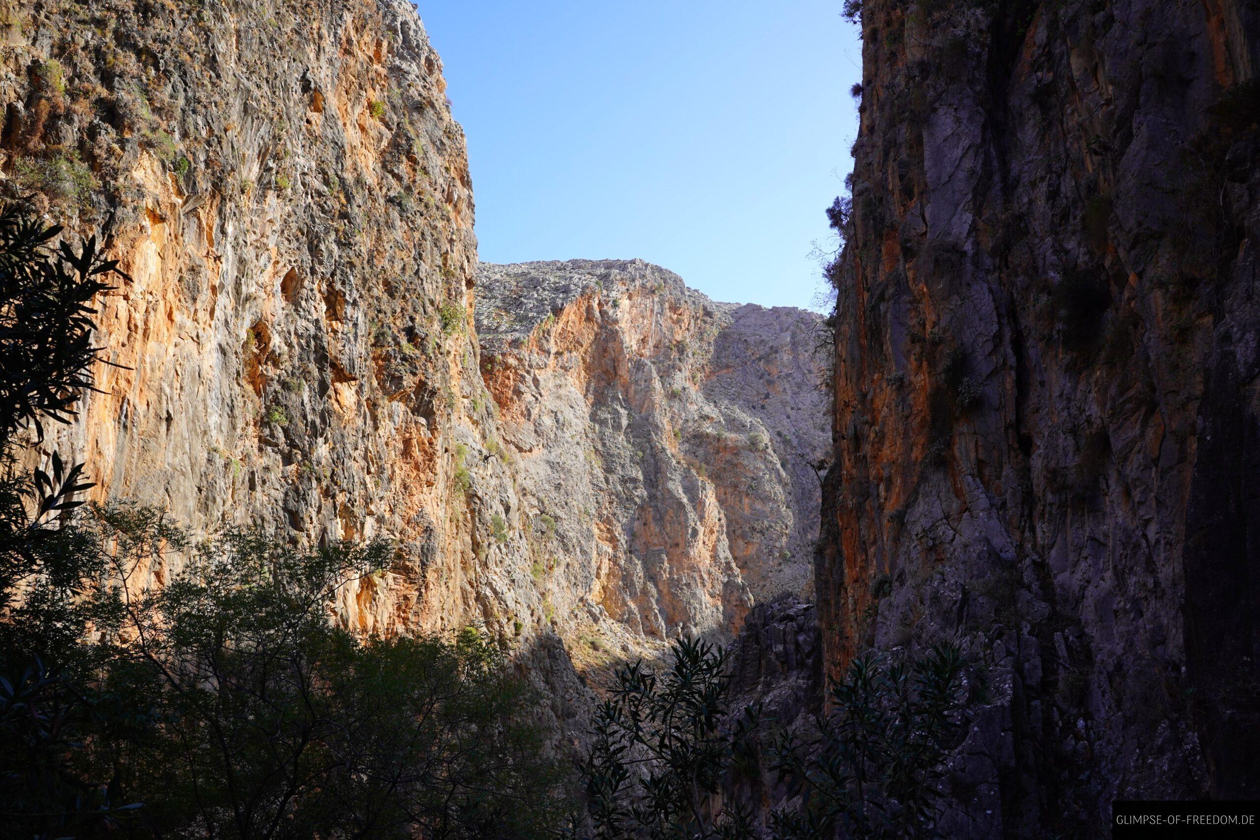 Gewaltige Felswaende auf dem Weg durch die Aradena Schlucht scaled Gewaltige Felswände auf dem Weg durch die Aradena Schlucht