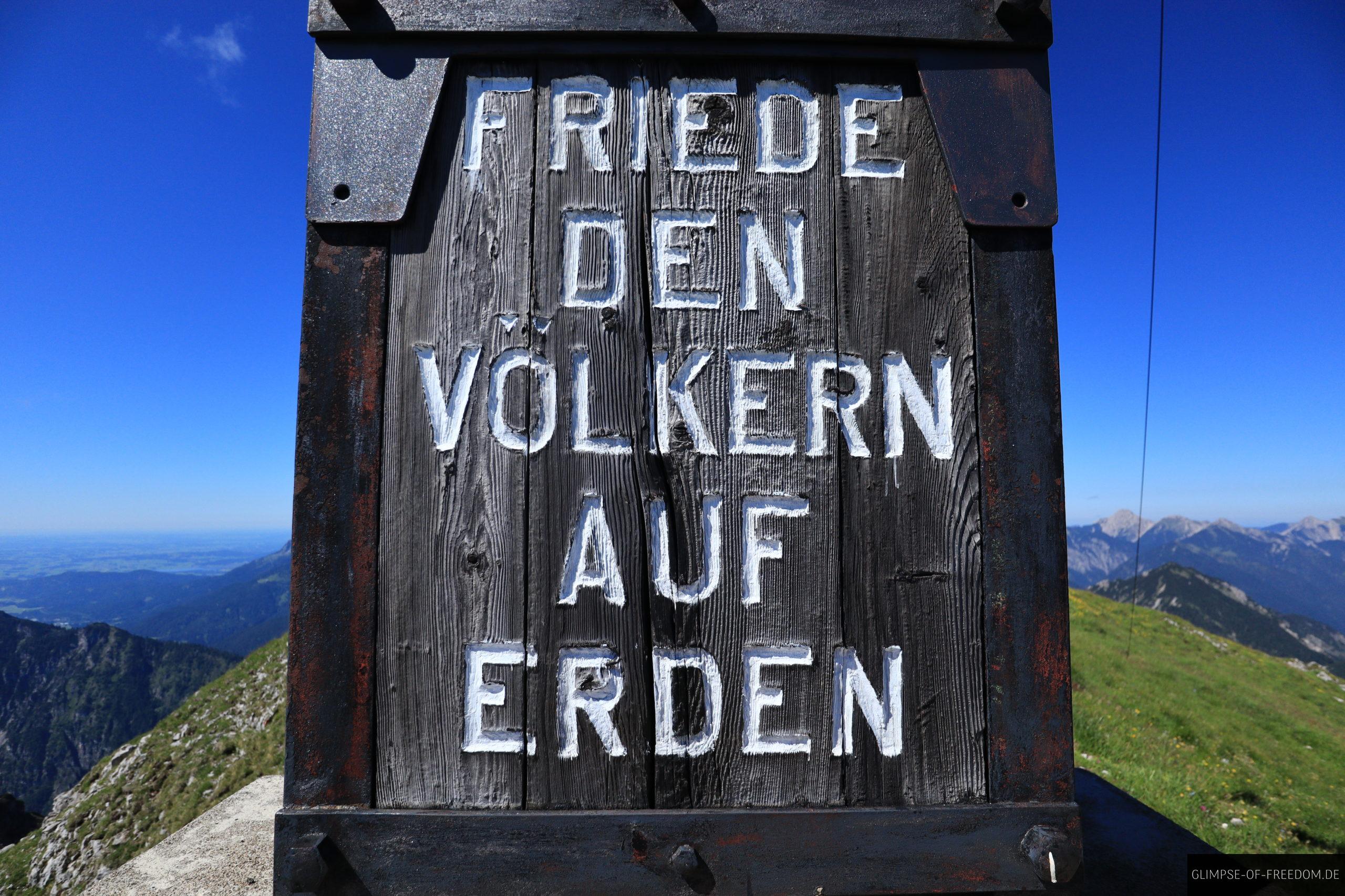 Gipfelkreuz Inschrift scaled Gipfelkreuz Inschrift