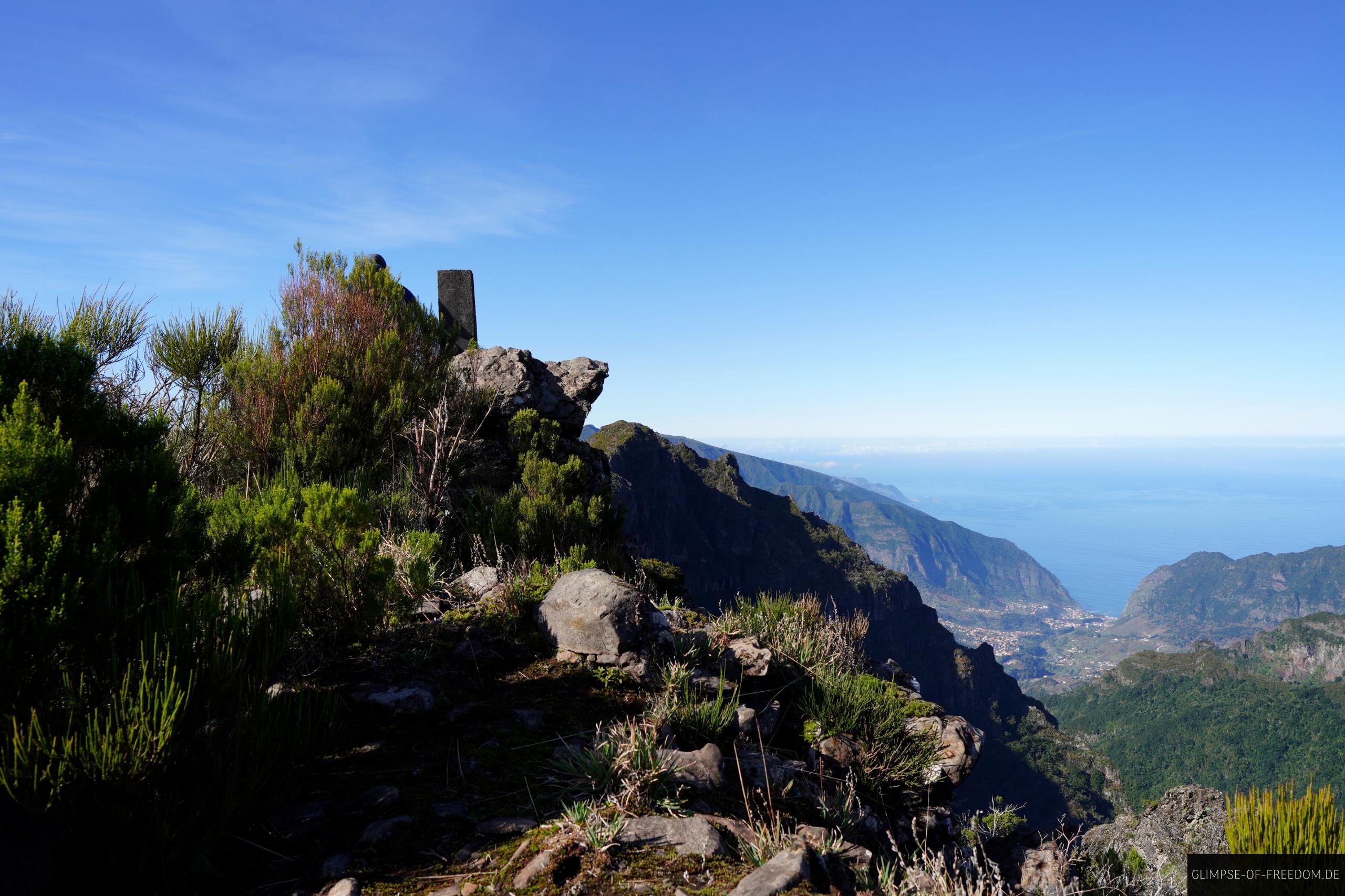 Gipfelstein und Aussichtspunkt am Pico do Jorge Gipfelstein und Aussichtspunkt am Pico do Jorge