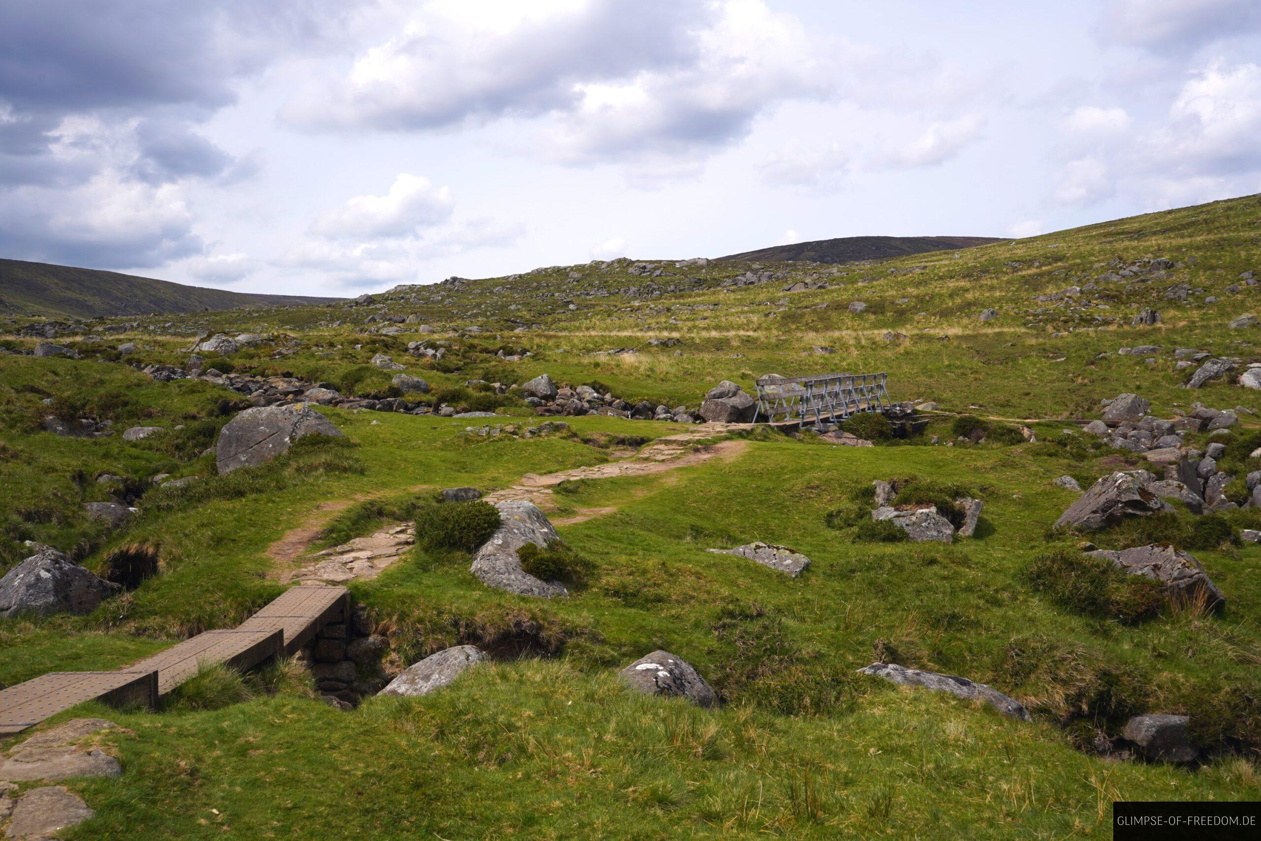 Glenealo River Ueberquerung ueber eine Bruecke scaled Glenealo River Überquerung über eine Brücke