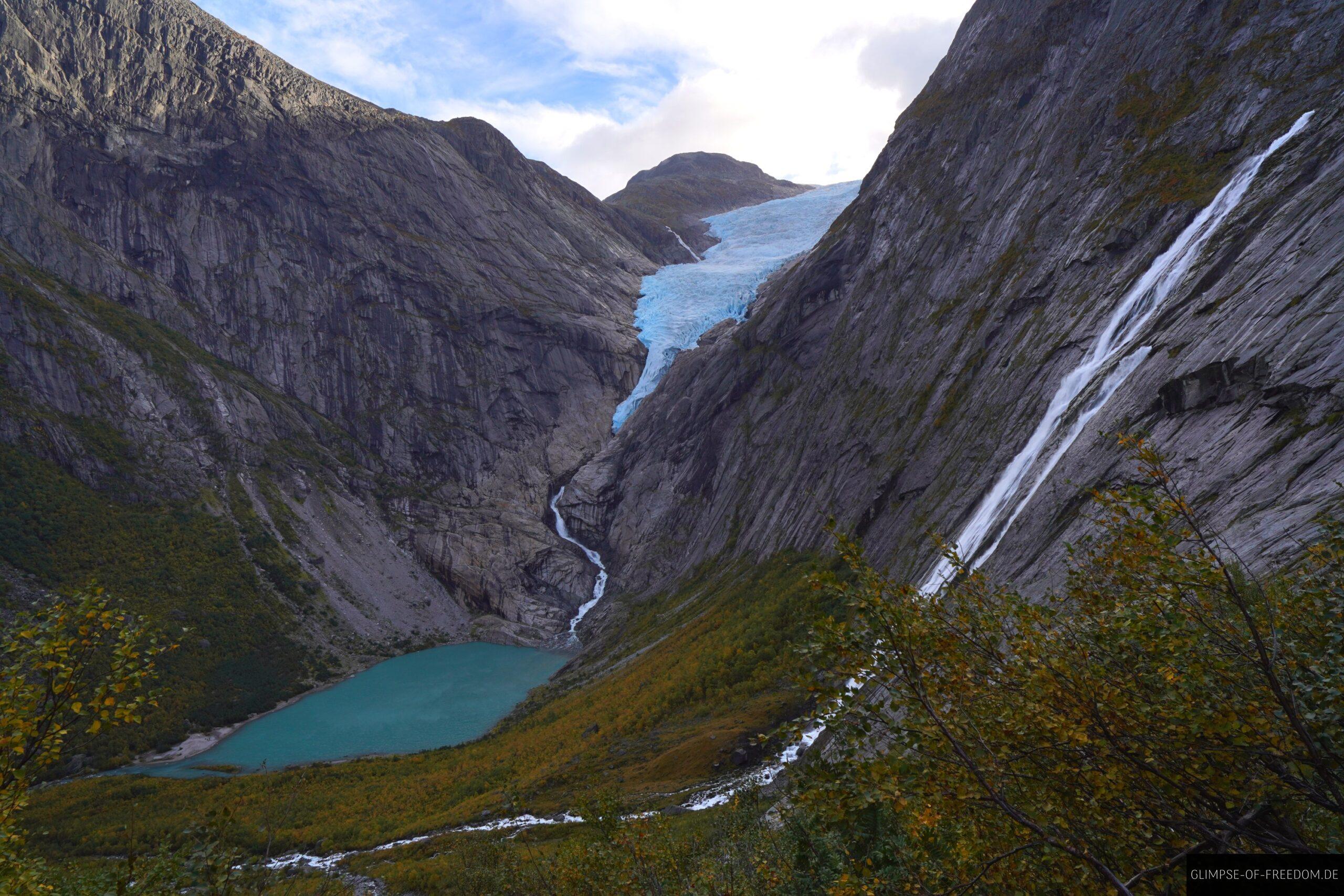 Grnadioser ausblick auf Briksdalsbreen Briksdalsvatnet und Wasserfall scaled Grnadioser ausblick auf Briksdalsbreen Briksdalsvatnet und Wasserfall