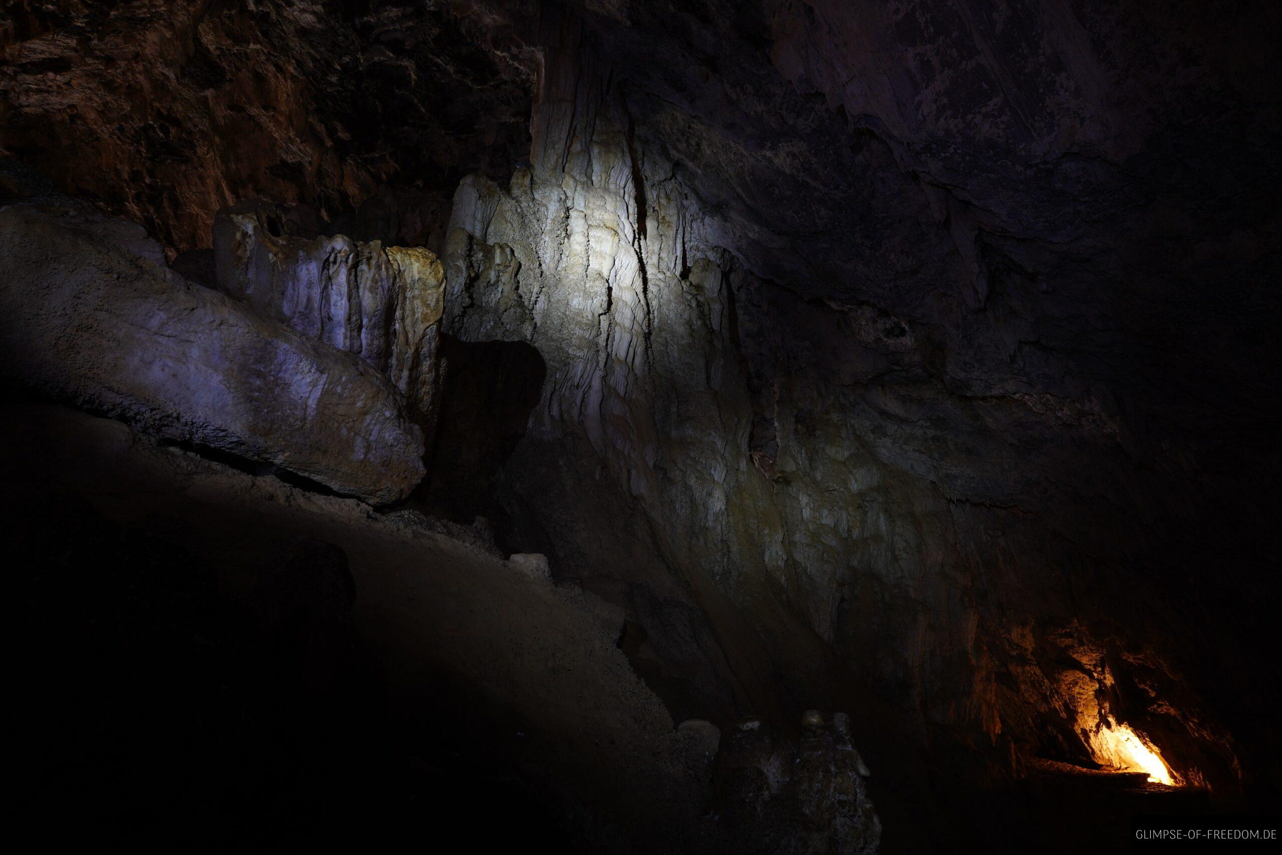 Grosse Stalaktiten und Stalakmiten in der Agia Sofia scaled Große Stalaktiten und Stalakmiten in der Agia Sofia