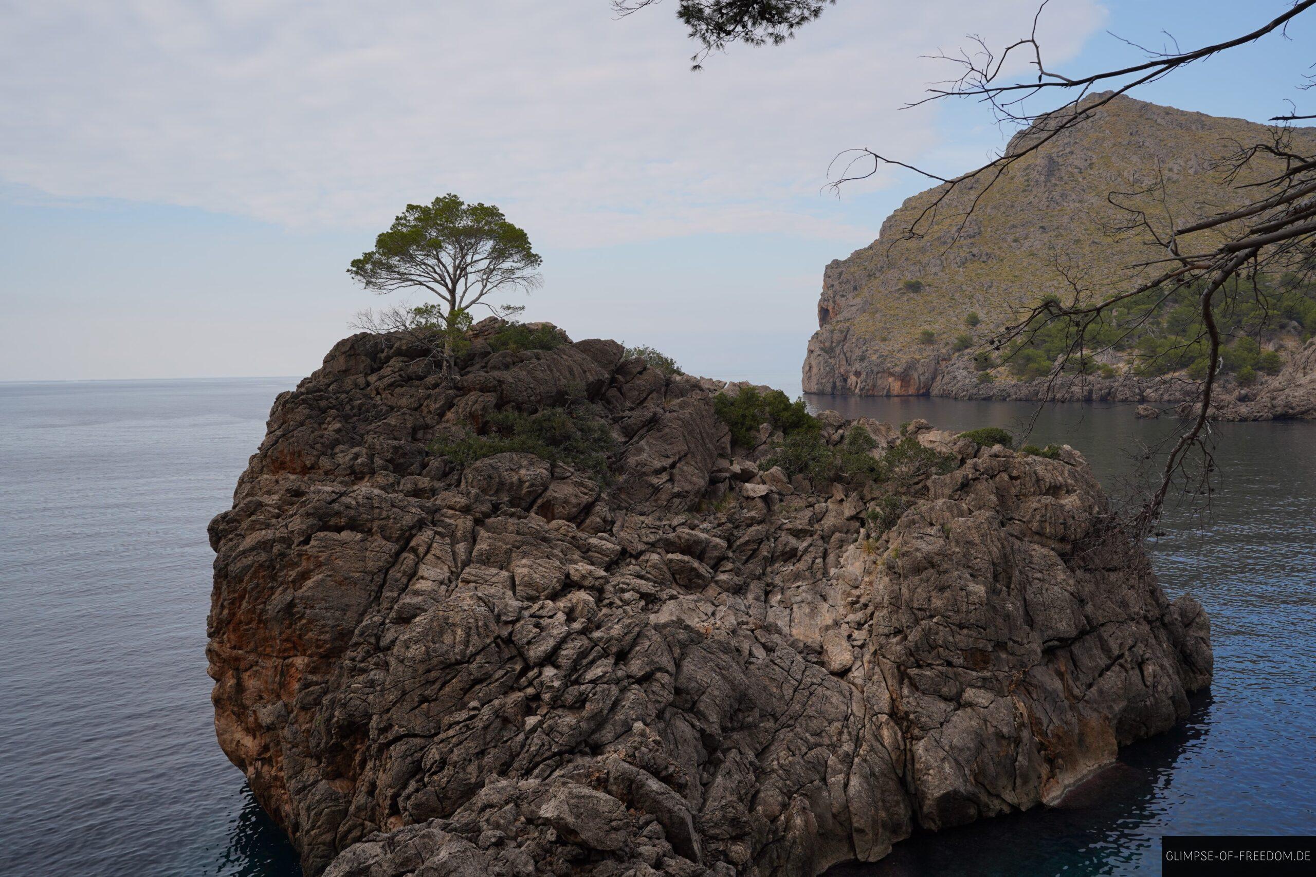 Grosser Felsen im Wasser scaled Großer Felsen im Wasser