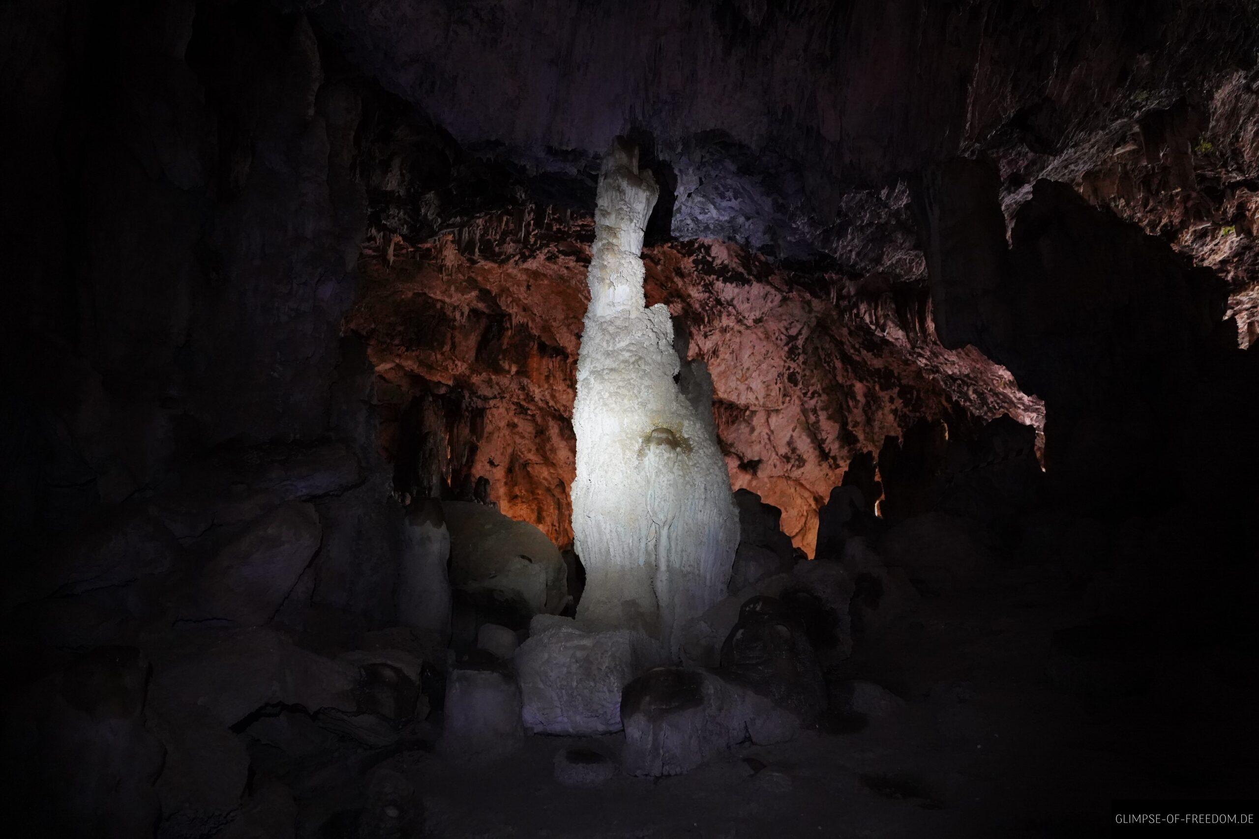 Grosser Stalakmit in der Katsomatado Hoehle scaled Großer Stalakmit in der Katsomatado Höhle