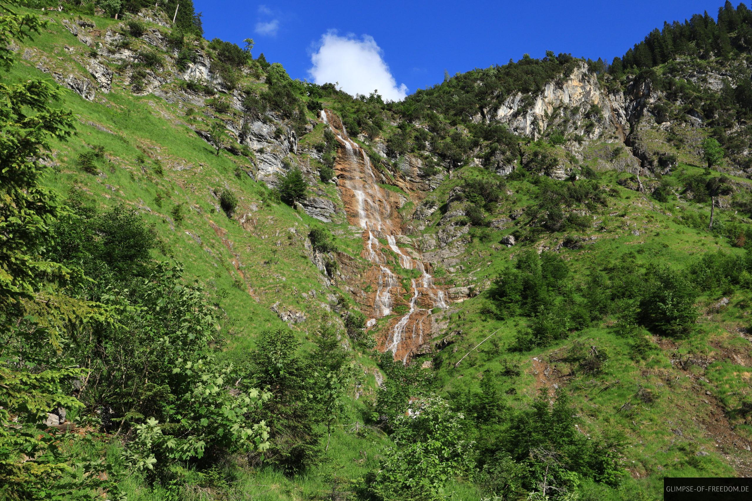 Grosser Wasserfall am Wegrand des Rueckwegs scaled Großer Wasserfall am Wegrand des Rückwegs