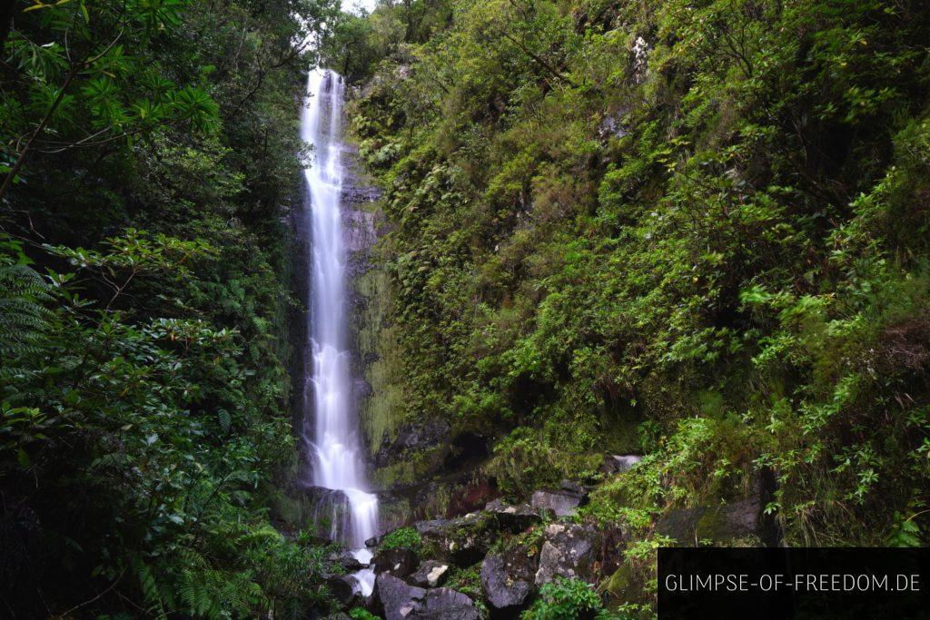 Grosser Wasserfall auf der Caminho do Pinaculo e Folhadal Tour