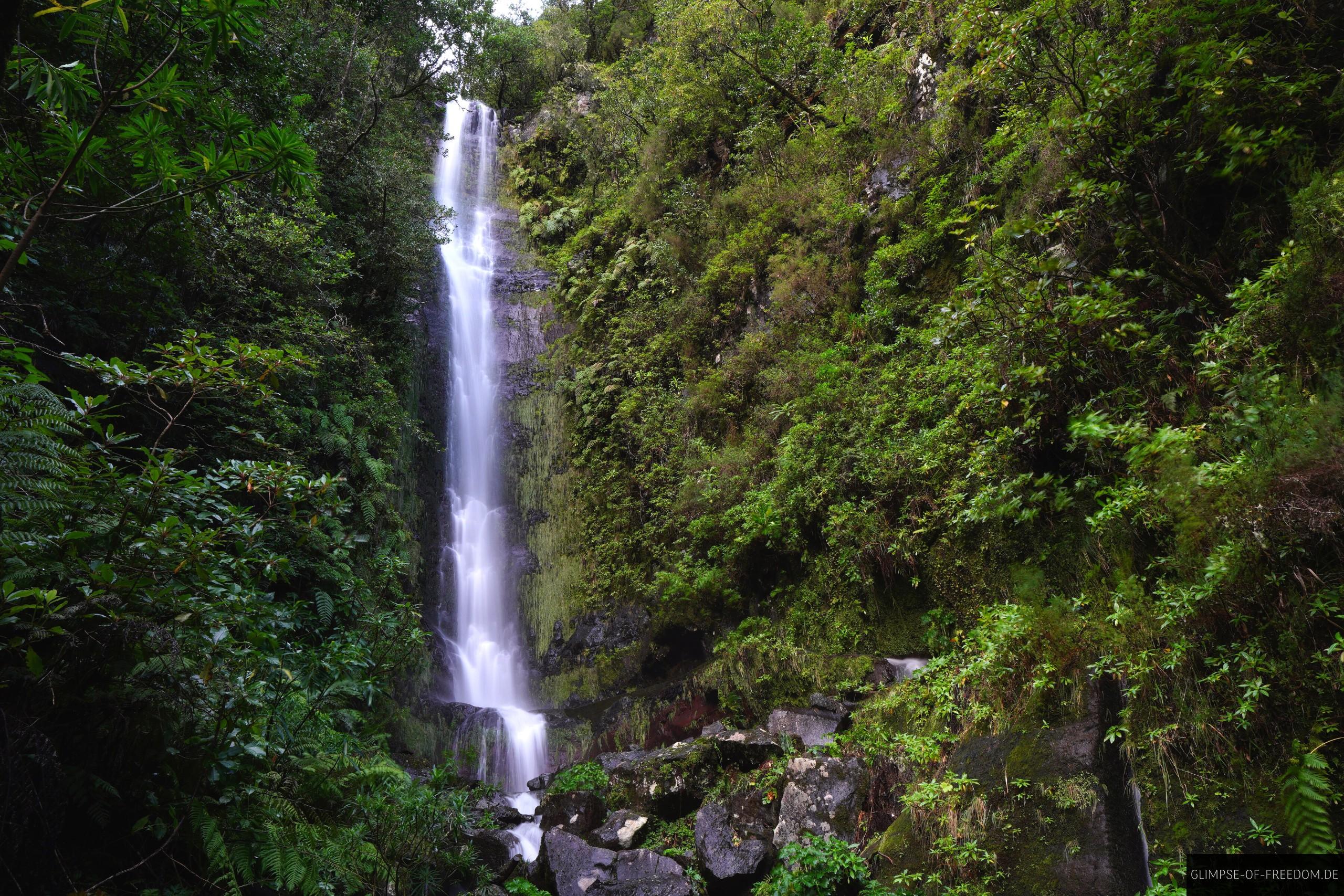 Grosser Wasserfall auf der Caminho do Pinaculo e Folhadal Tour