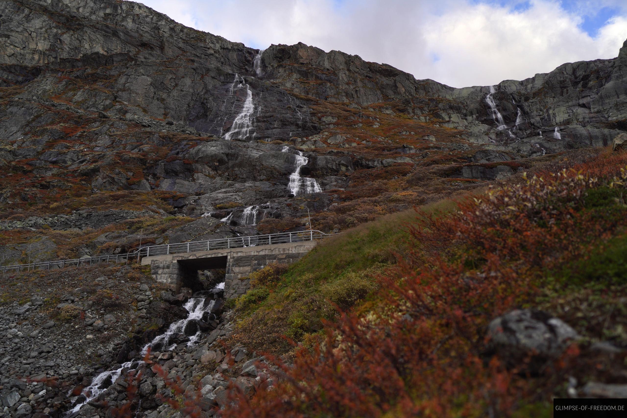 Grosser Wasserfall auf der Sognefjellet Landschaftsroute