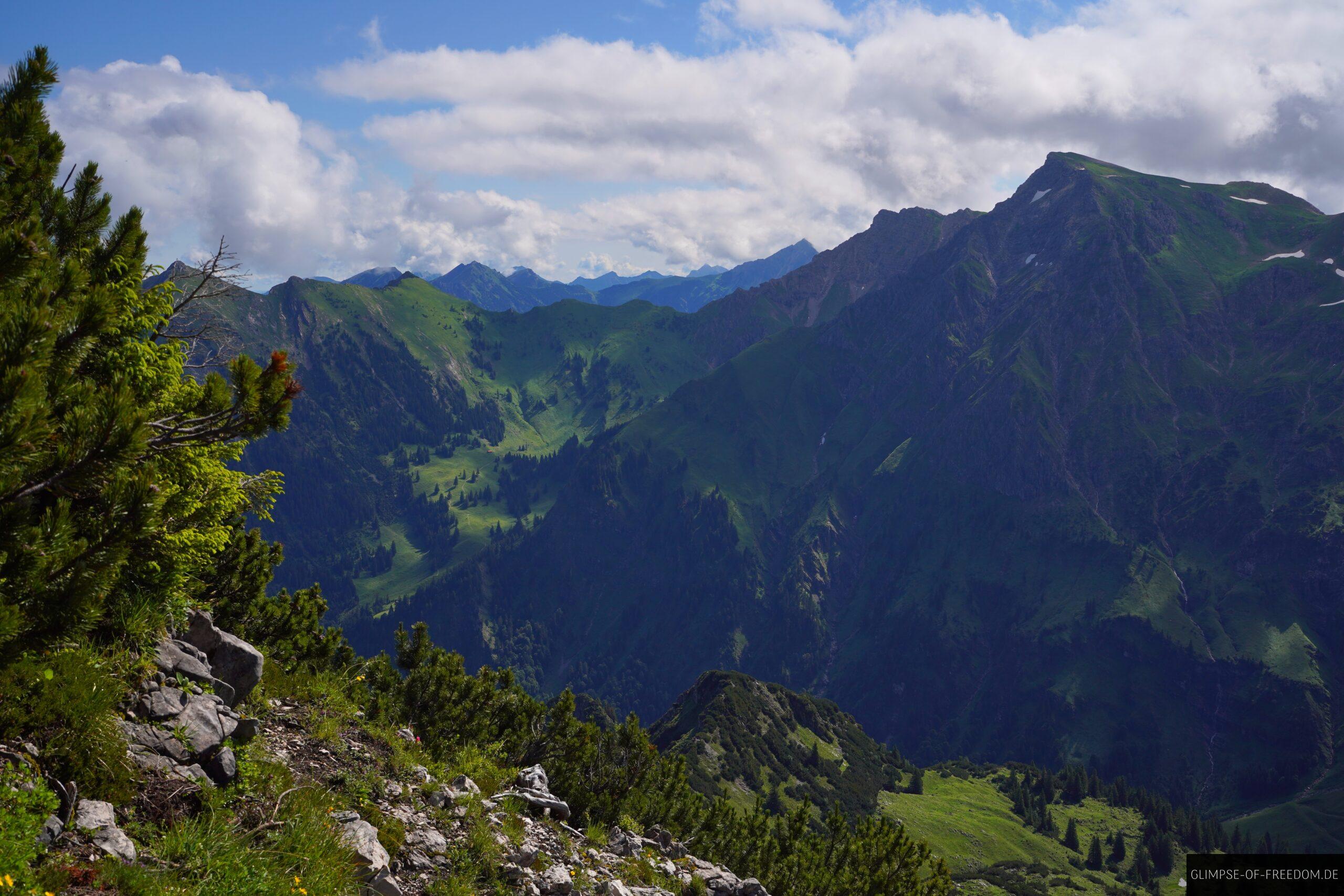 Gruene Berglandschaft im Allgaeu scaled Grüne Berglandschaft im Allgäu