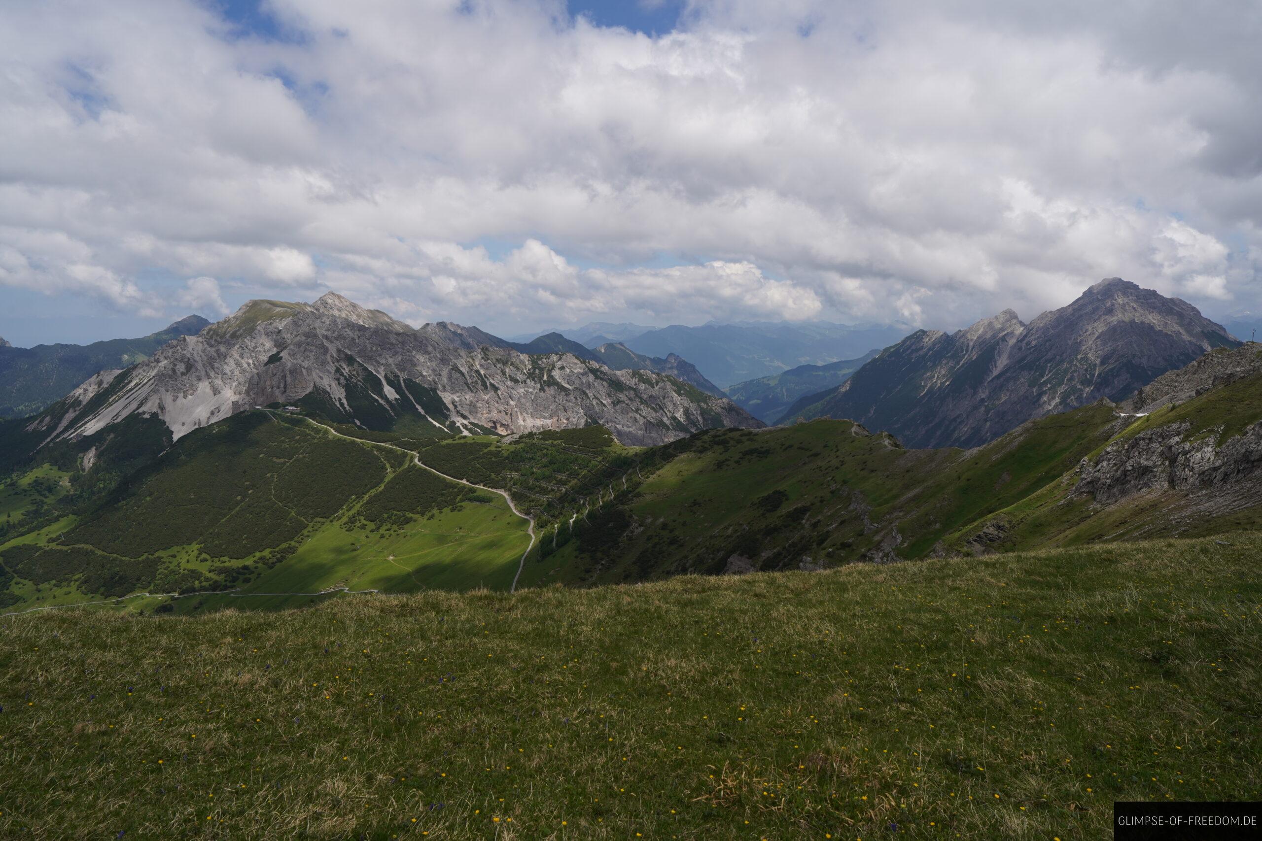 Gruene Landschaft inmitten der Liechtensteiner Berge scaled Grüne Landschaft inmitten der Liechtensteiner Berge