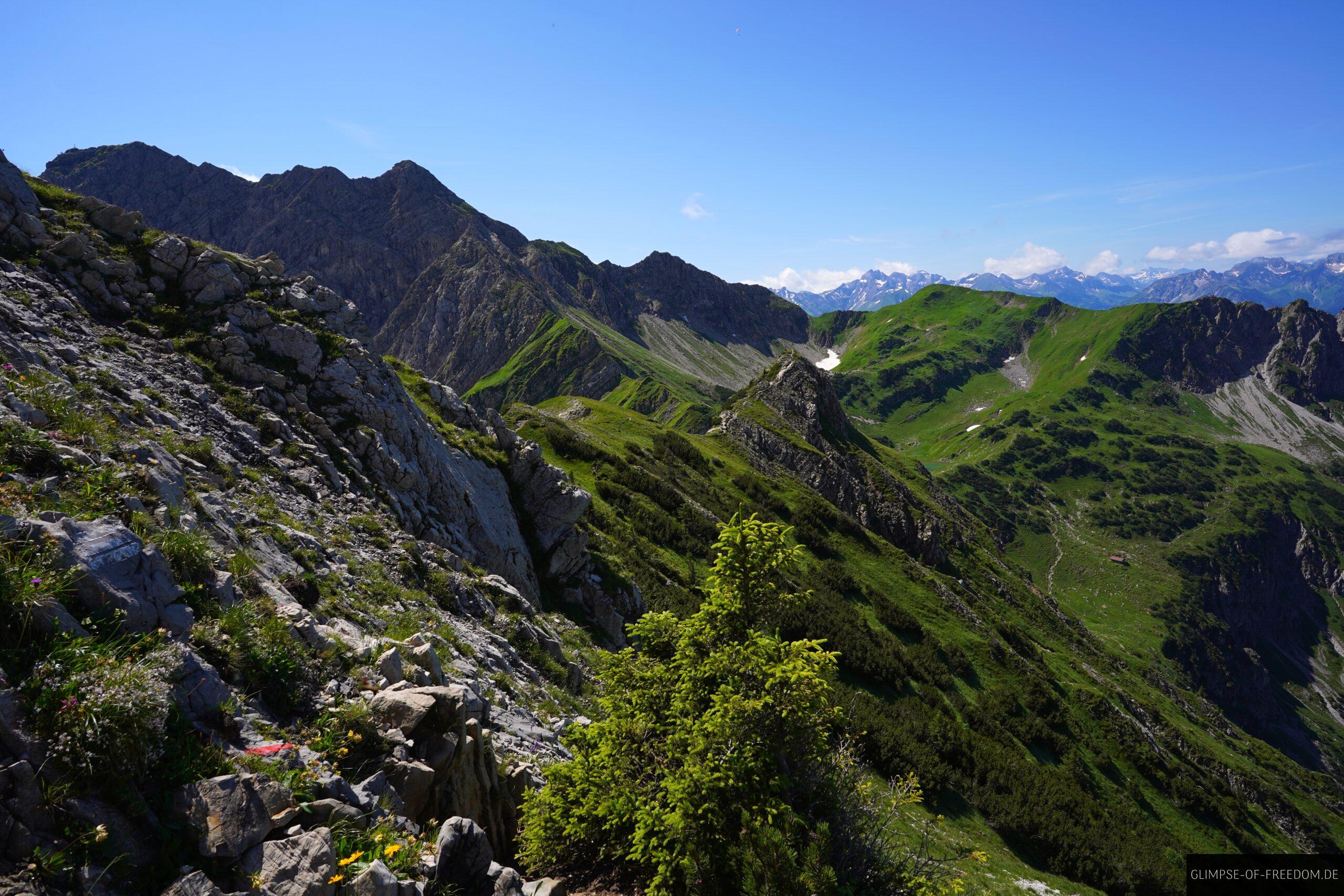 Gruene und Graue Allgaeu Landschaft scaled Grüne und Graue Allgäu Landschaft
