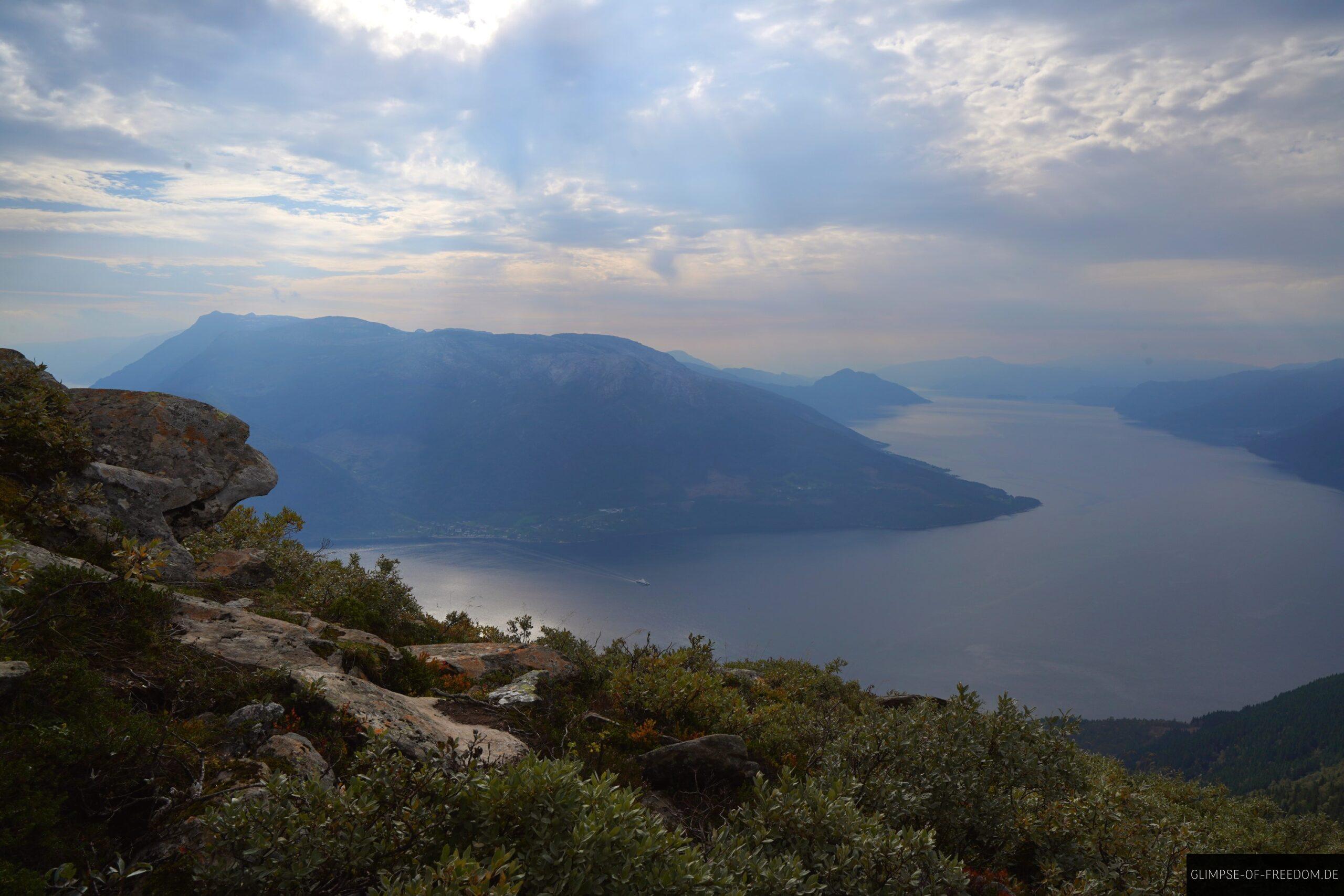Hardangerfjord zu deiner Rechten bei der Oksen Besteigung scaled Hardangerfjord zu deiner Rechten bei der Oksen Besteigung