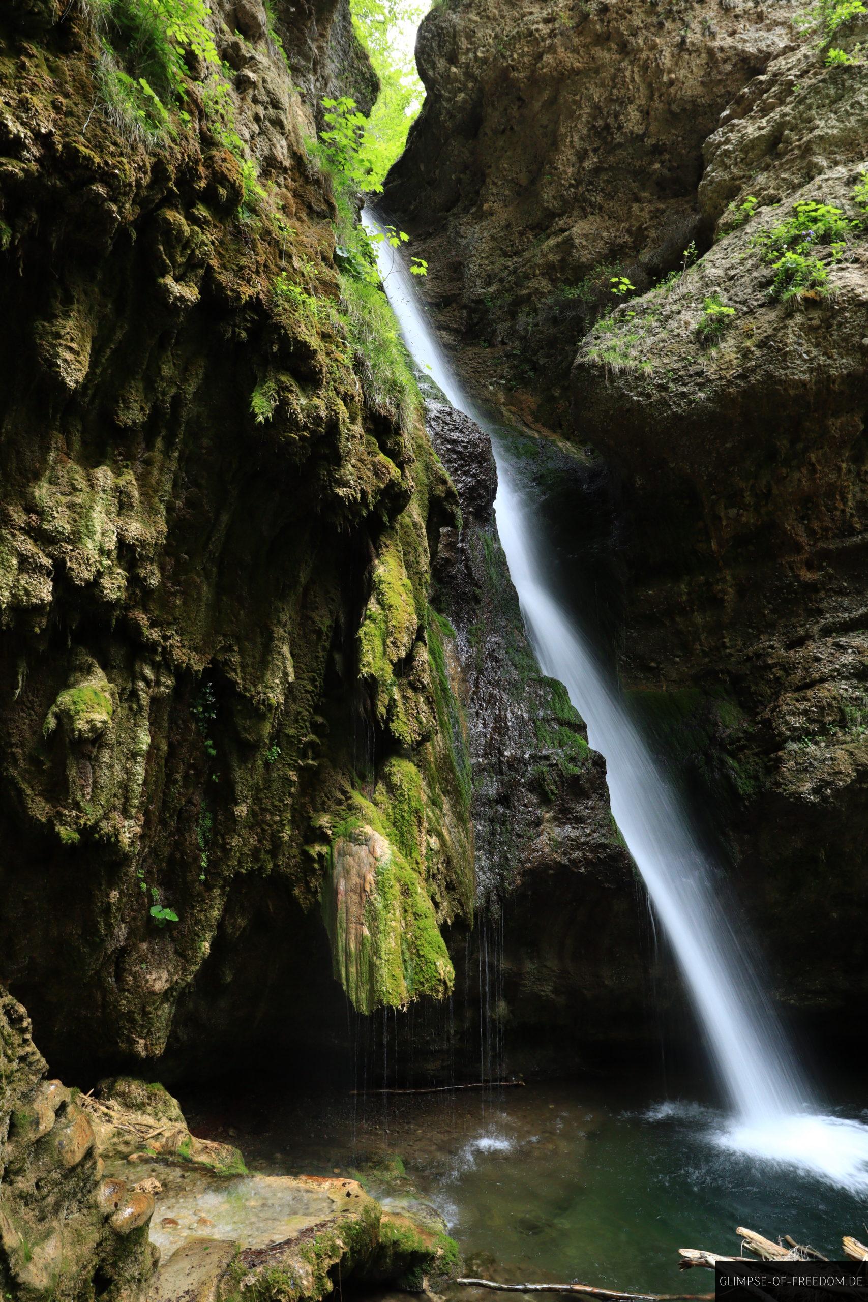 Hinanger Wasserfall inmitten von Stein